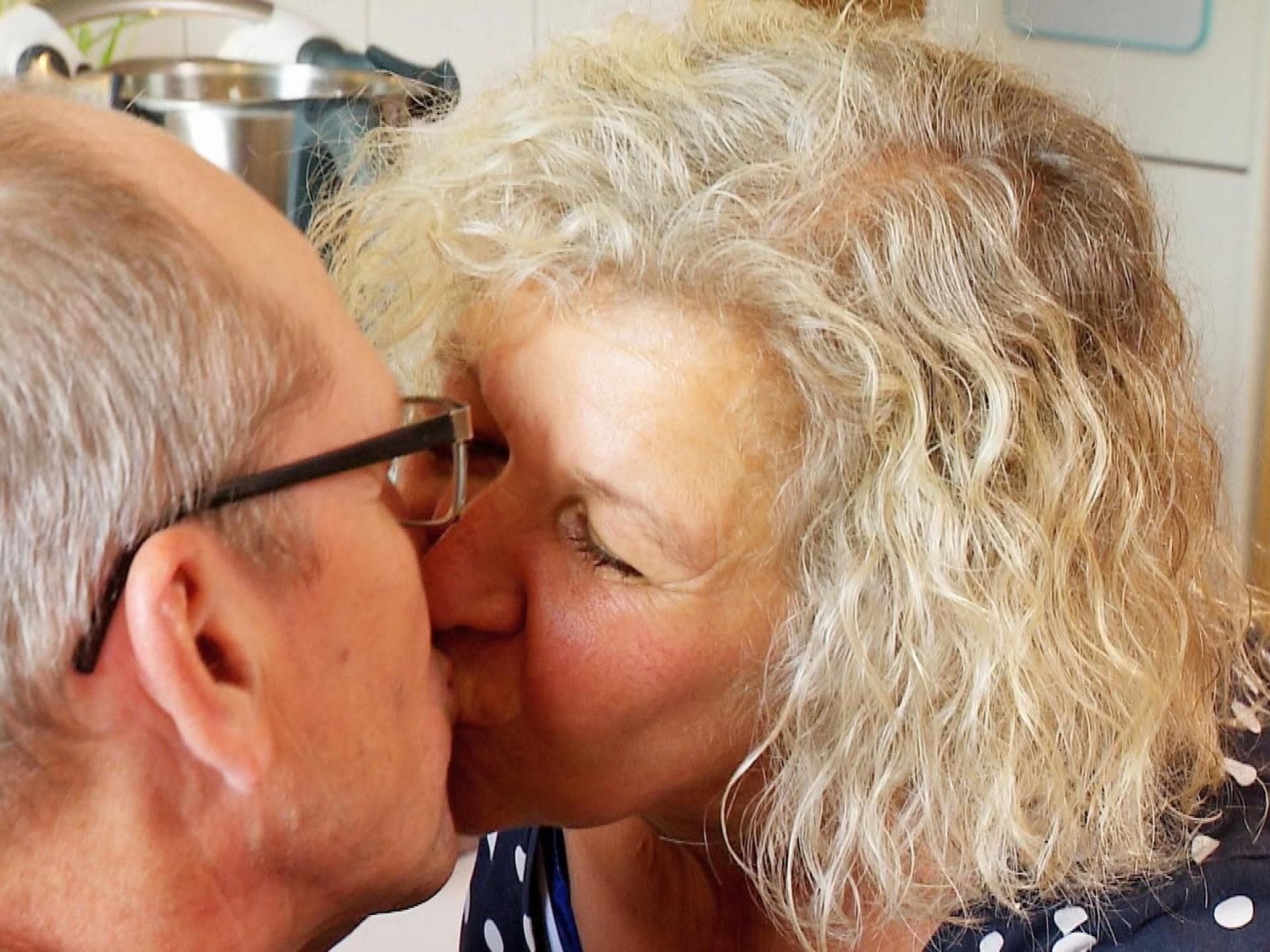 "Bauer sucht Frau" 2024, Folge 5: Jenny und Sweer küssen sich