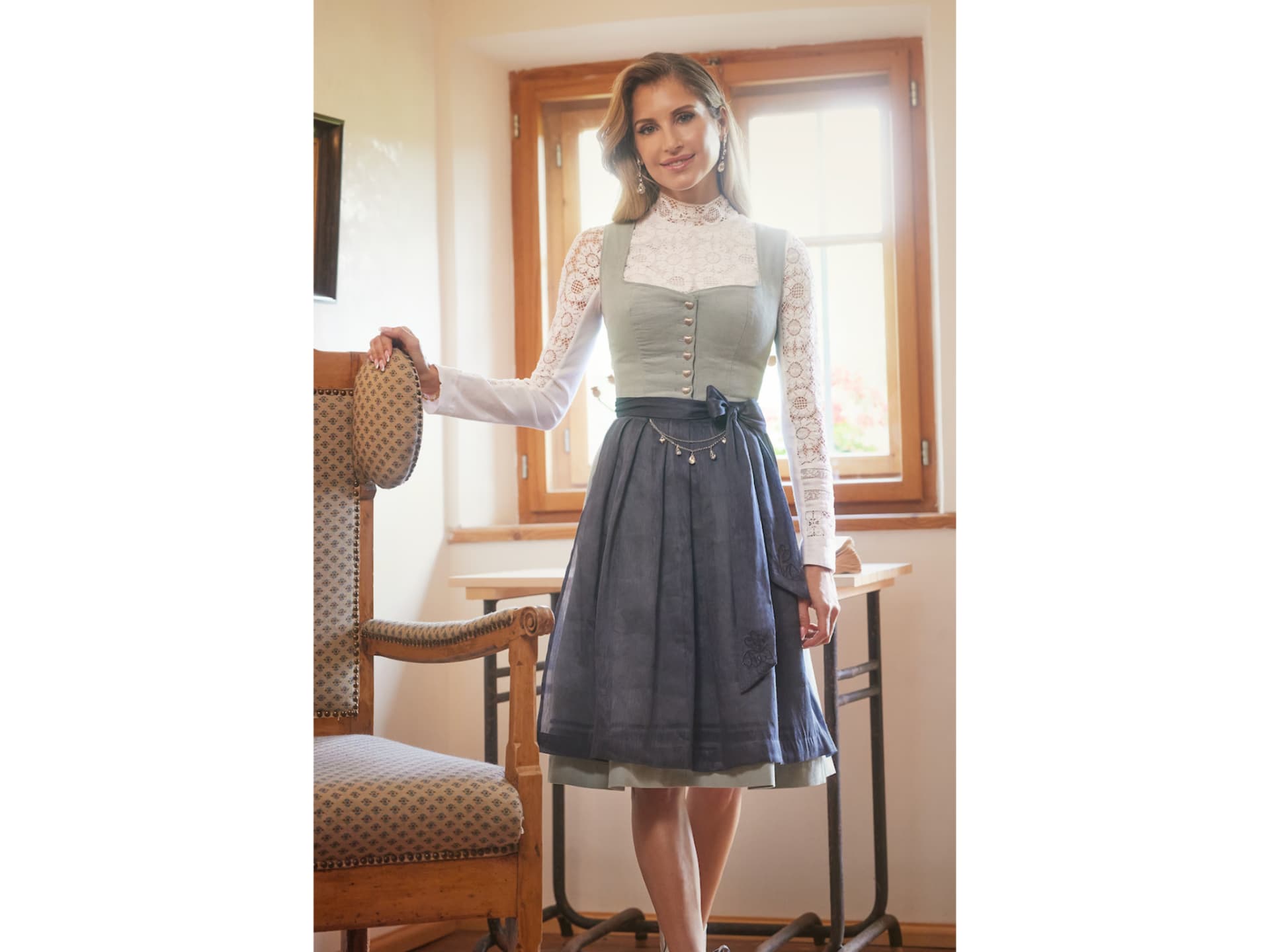 Cathy Hummels im Dirndl aus der Kollektion von Julia Trentini