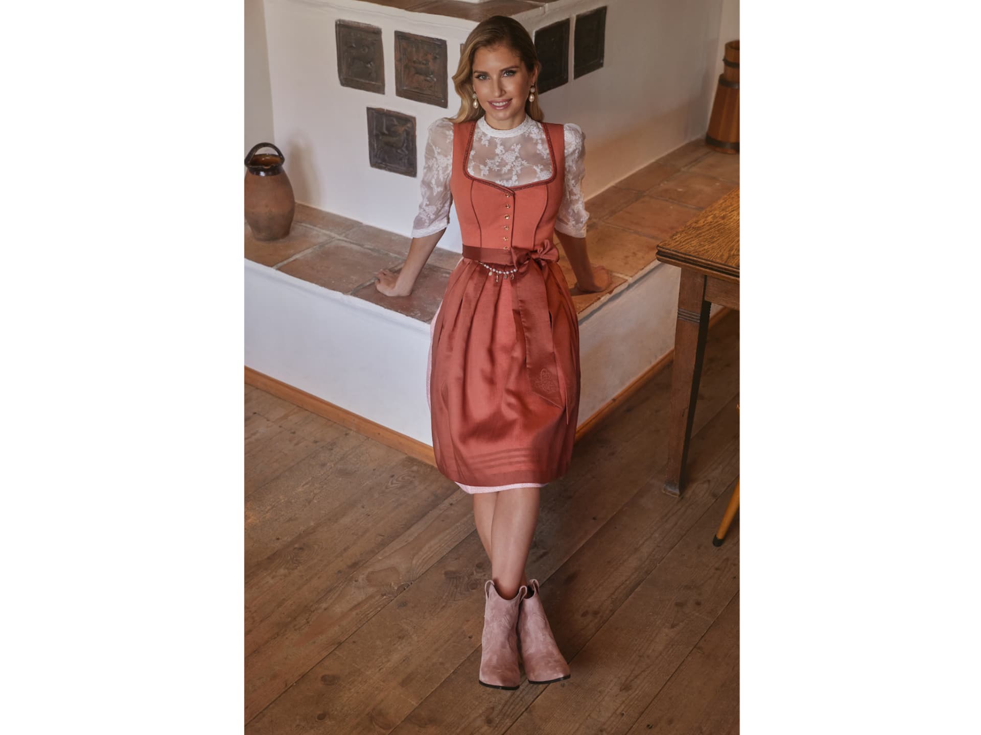 Cathy Hummels im orangefarbenen Dirndl von Julia Trentini