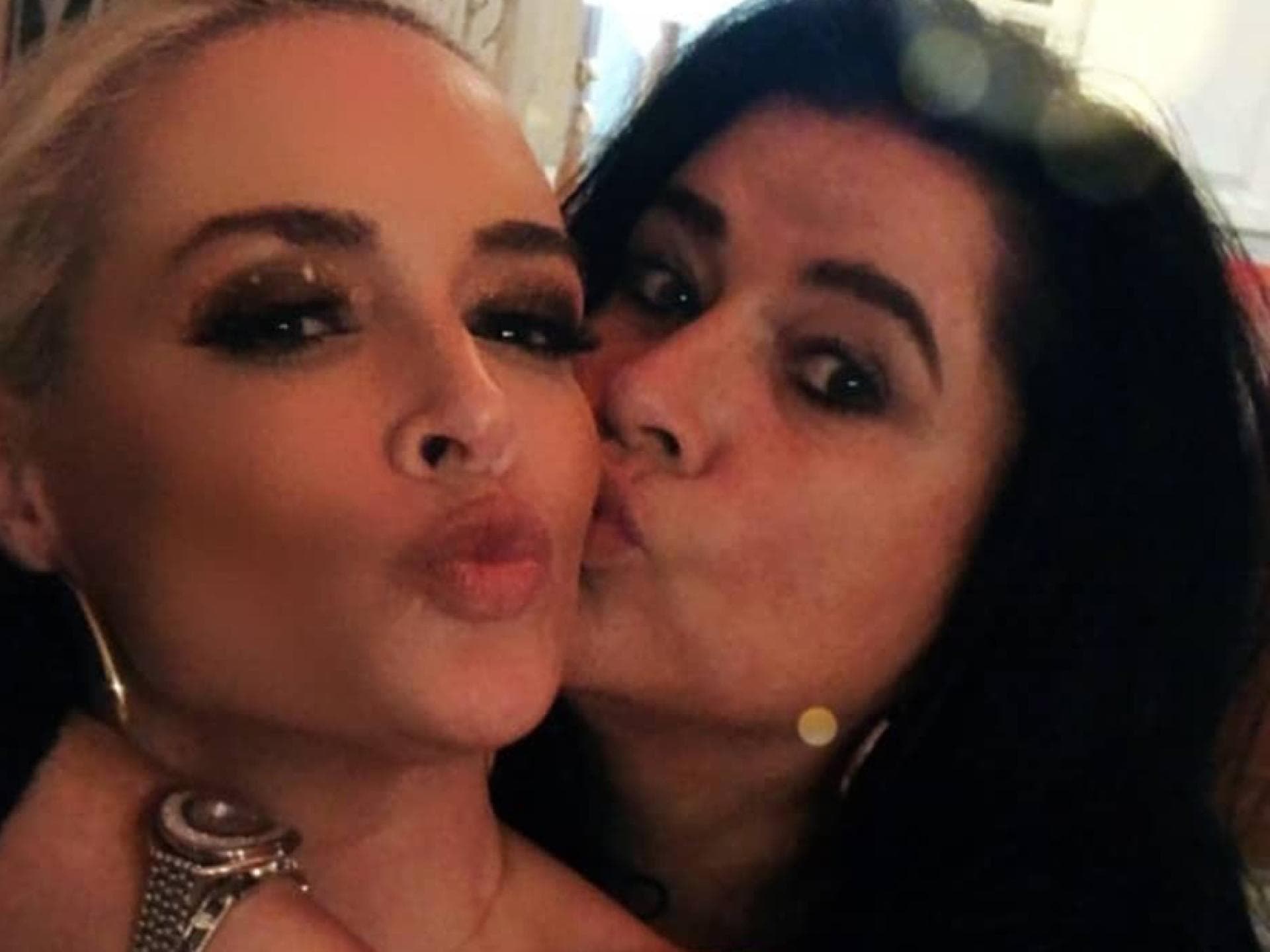Iris Klein gibt Daniela Katzenberger einen Kuss