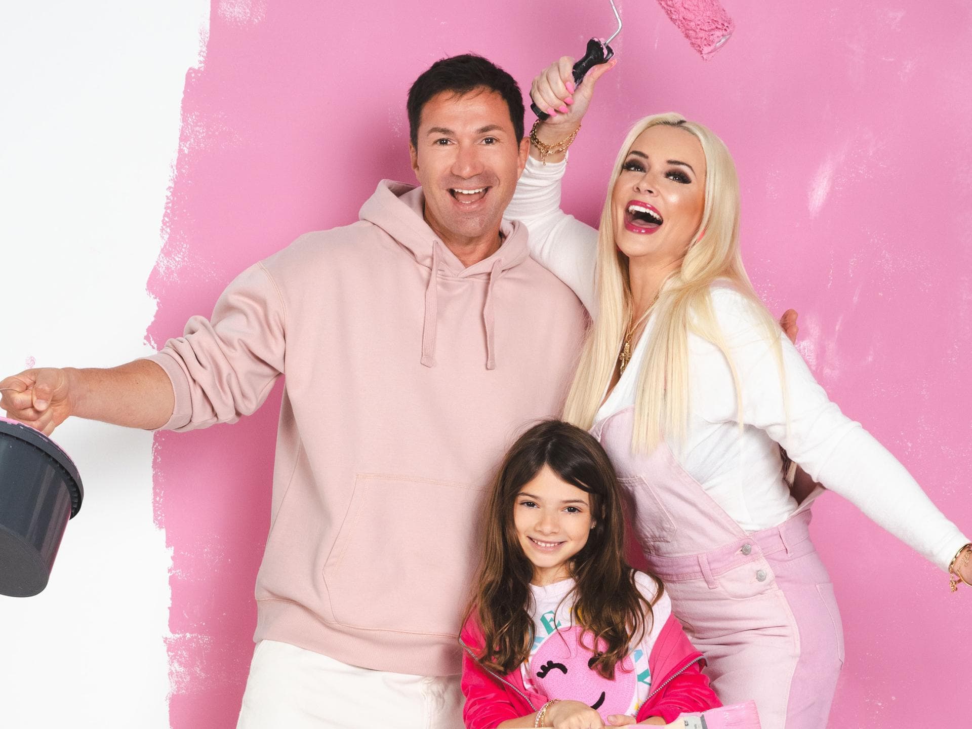 Lucas Cordalis, Daniela Katzenberger und Tochter Sophia mit linker Wandfarbe