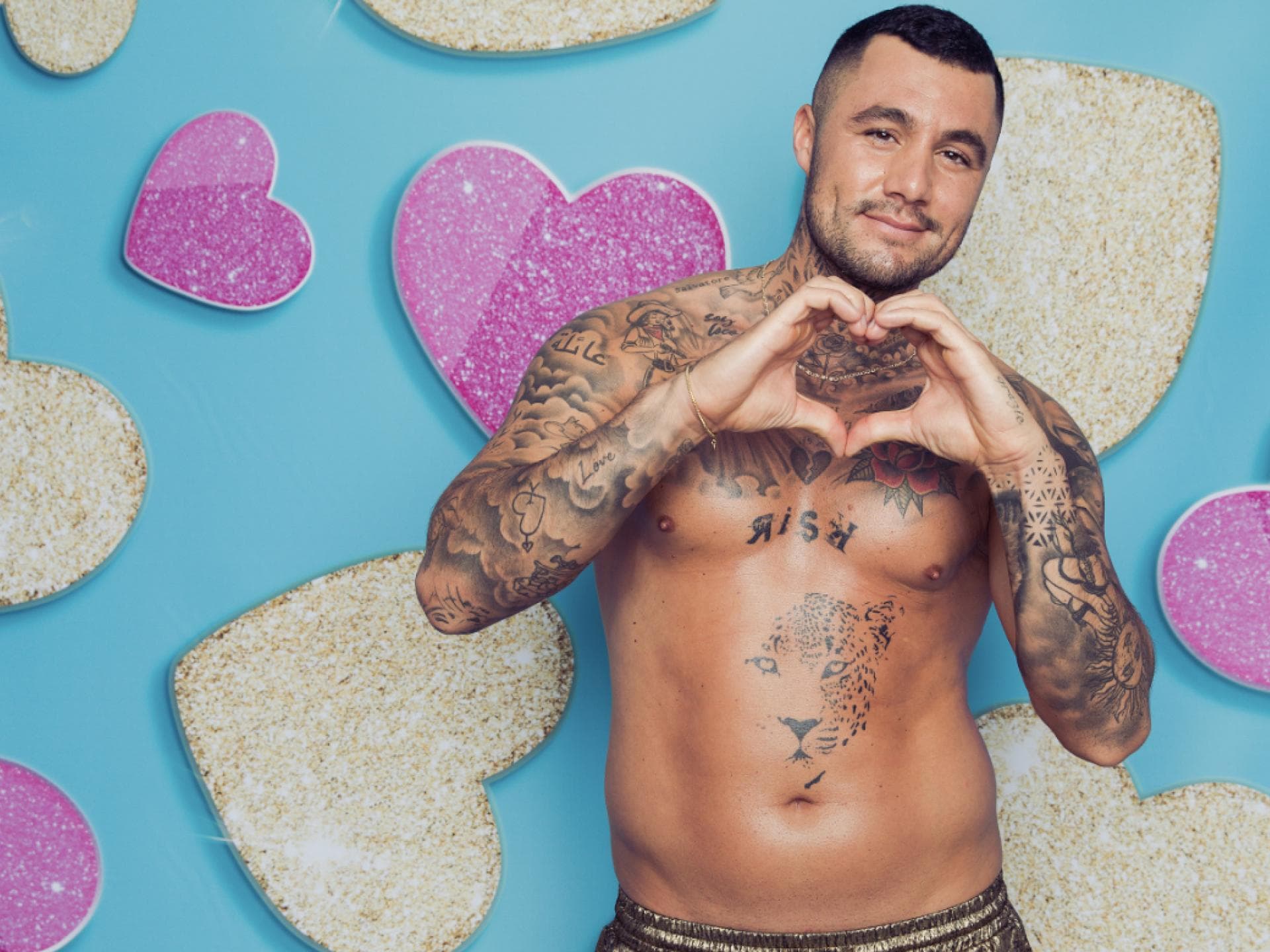 Danilo Cristilli formt mit seinen Händen ein Herz bei "Love Island VIP"