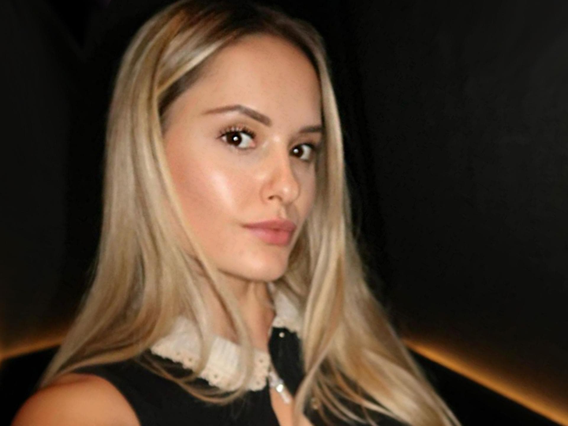 Davina Geiss macht ein Selfie mit gespitzten Lippen