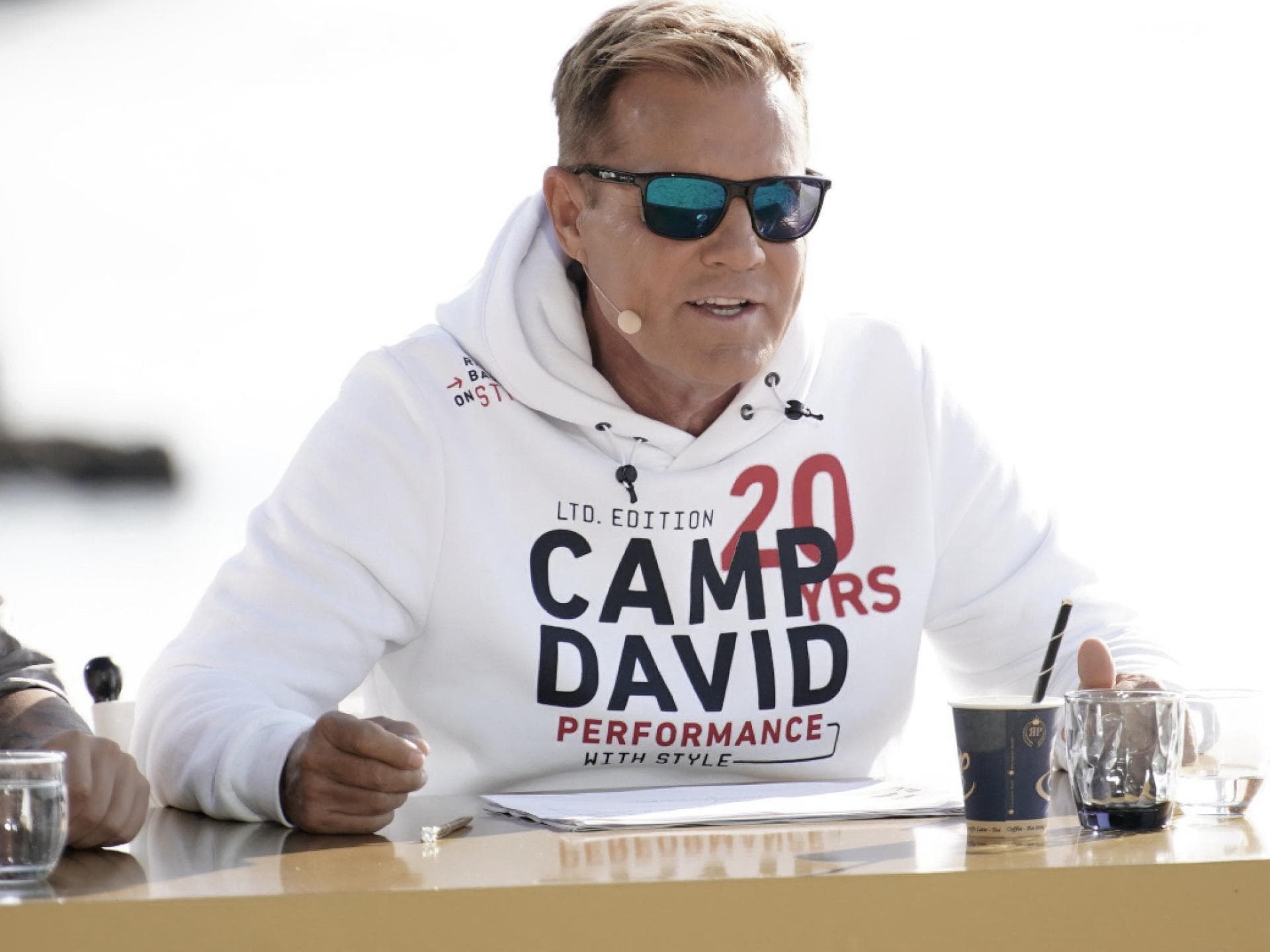 Dieter Bohlen bei DSDS mit Sonnenbrille am Jurypult