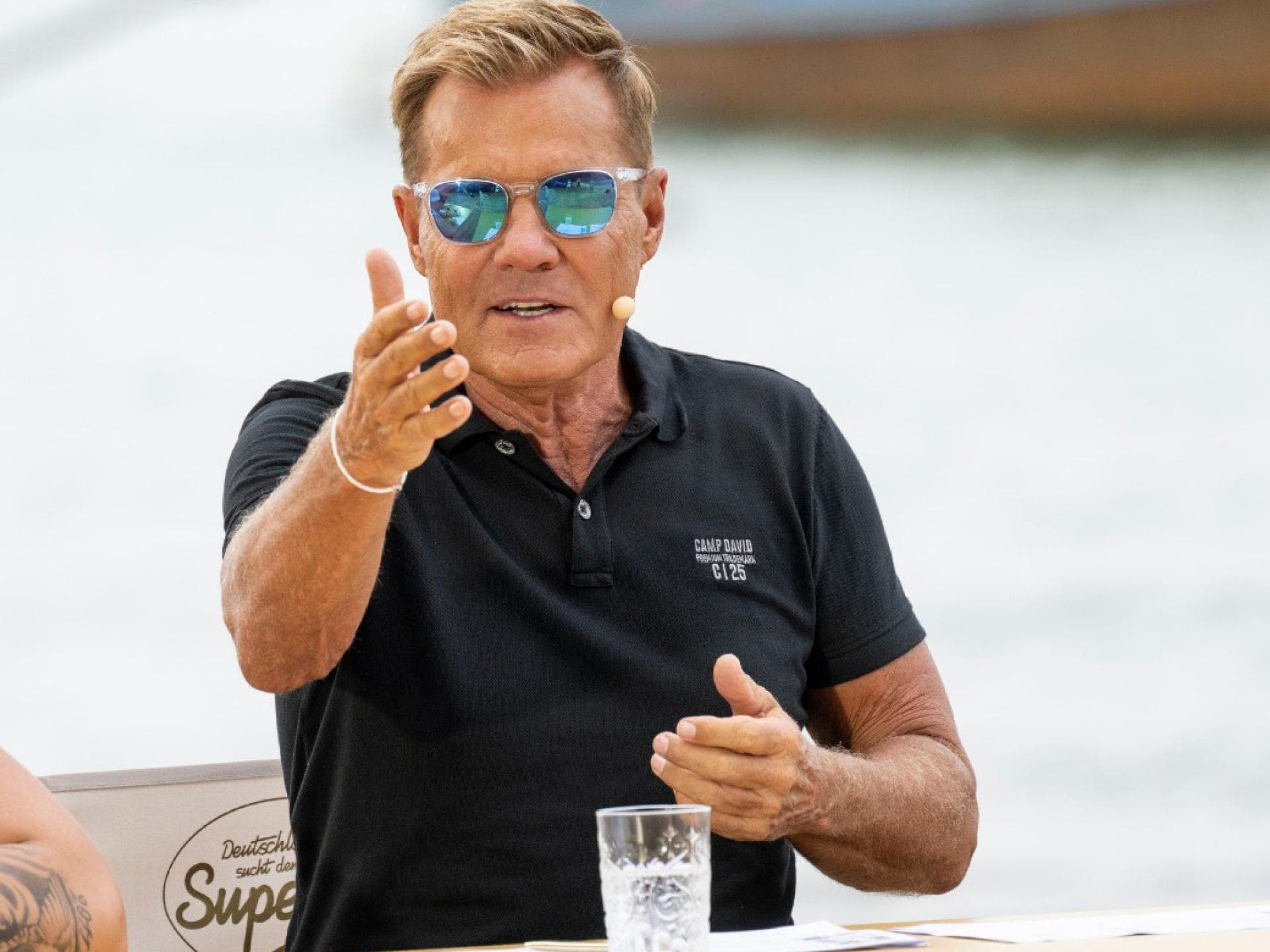 Dieter Bohlen sitzt bei DSDS am Jury-Pult mit Sonnenbrille