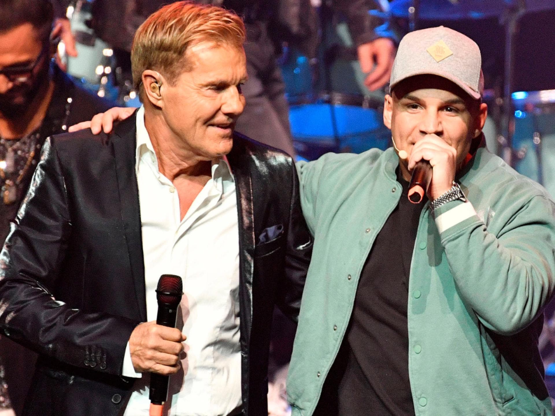 Dieter Bohlen schaut Pietro Lombardi an, der in ein Mikrofon spricht