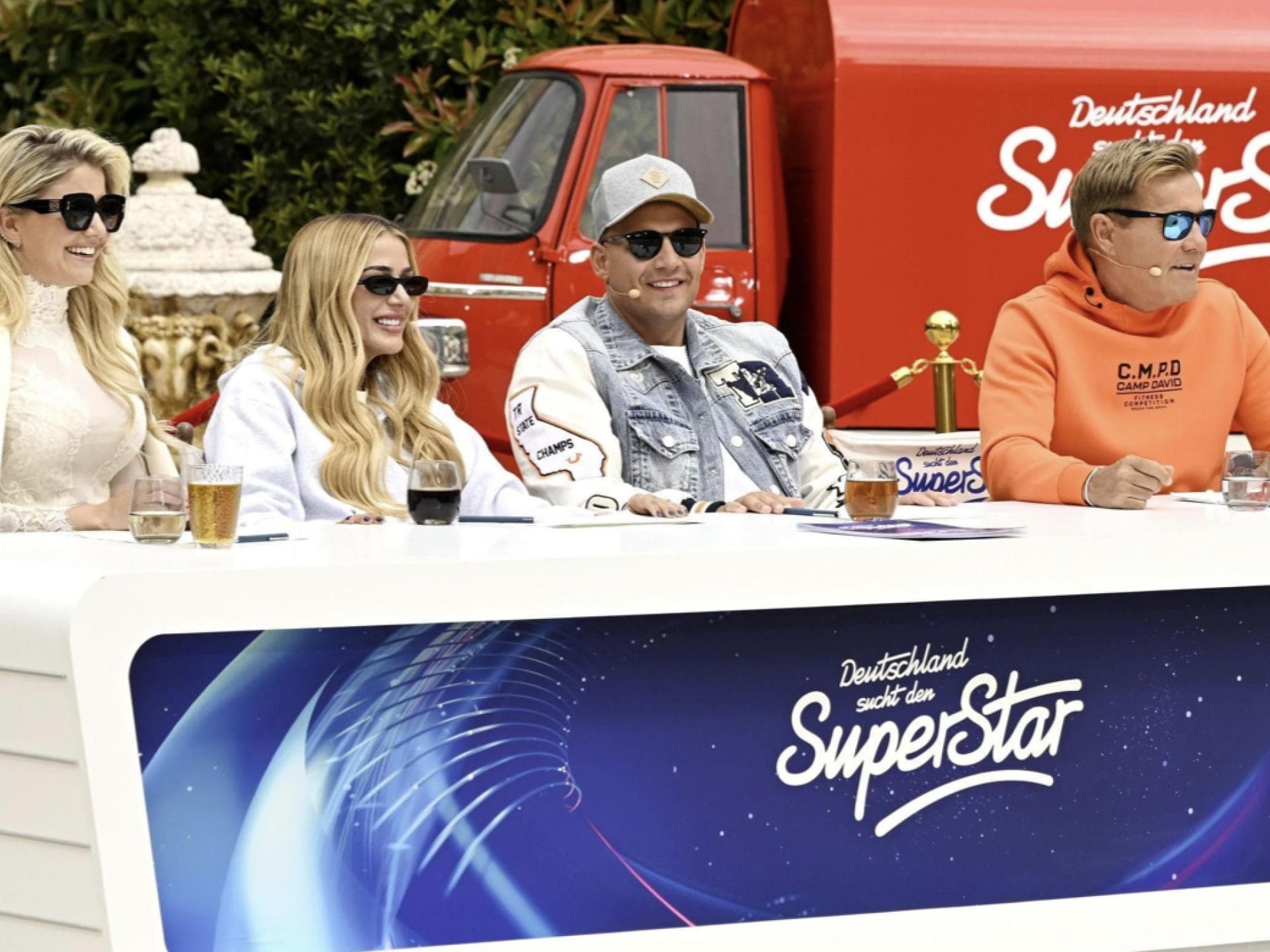 Beatrice Egli, Loredana, Pietro Lombardi und Dieter Bohlen stehen nebeneinander