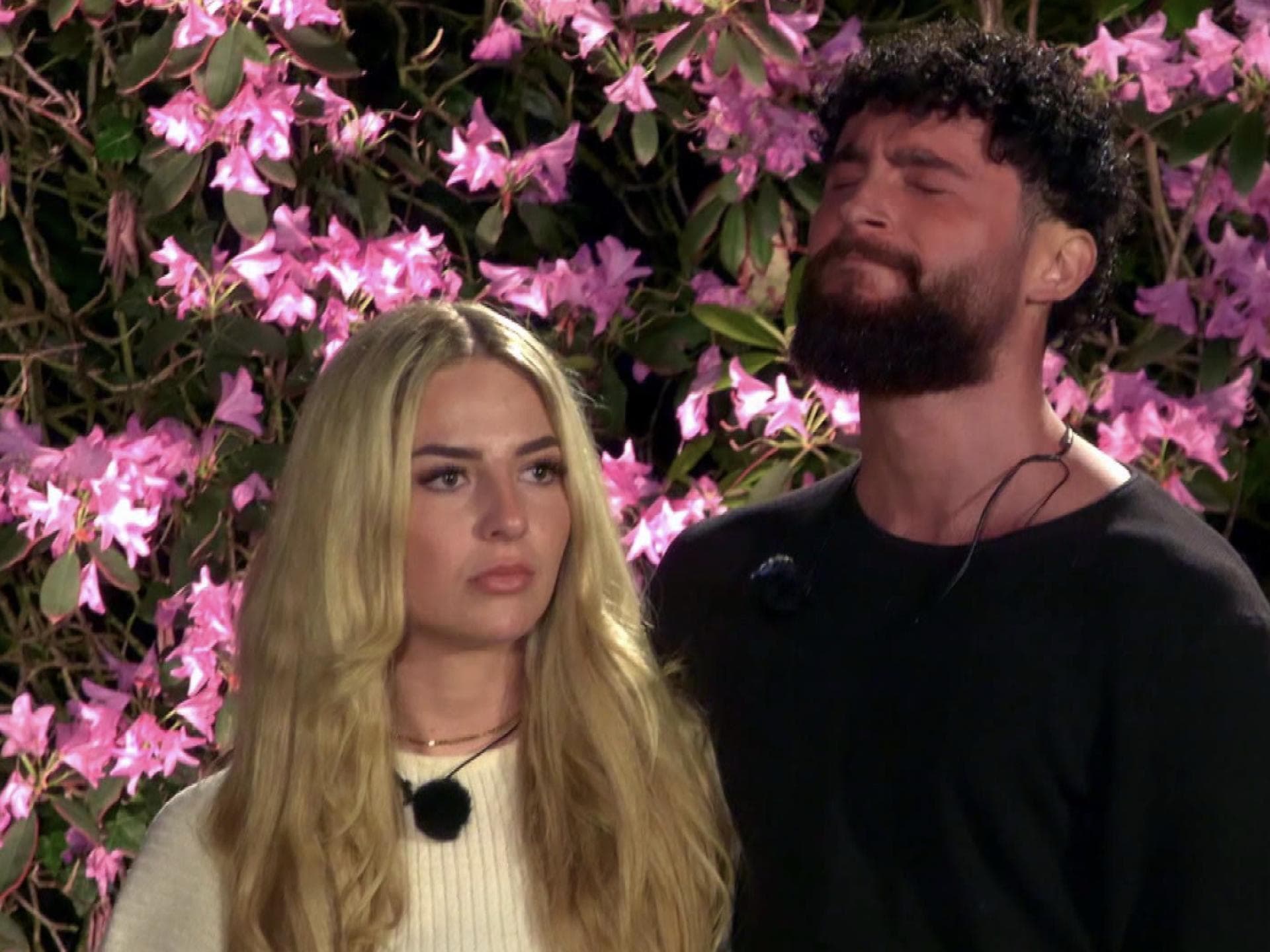 Emma Fernlund und Umut Tekin gucken unglücklich in Folge drei von "Das Sommerhaus der Stars"
