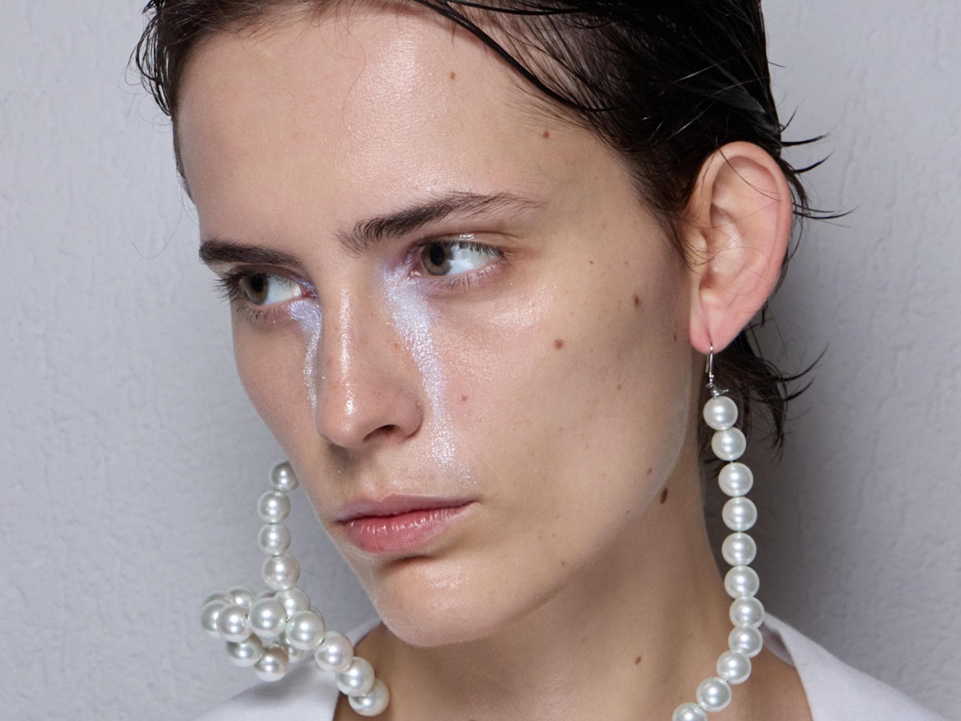 Frau im Frosty Make-up-Look