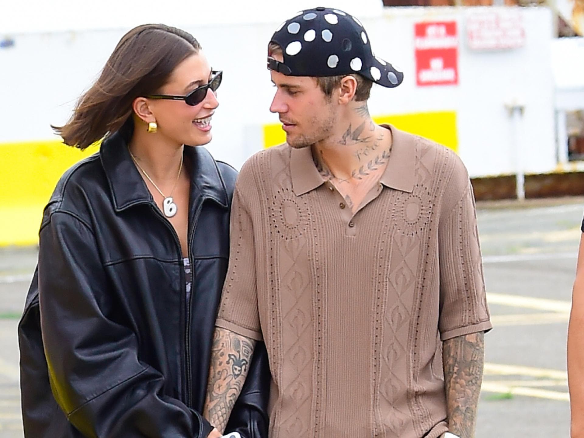 Hailey Bieber und Justin Bieber halten Händchen