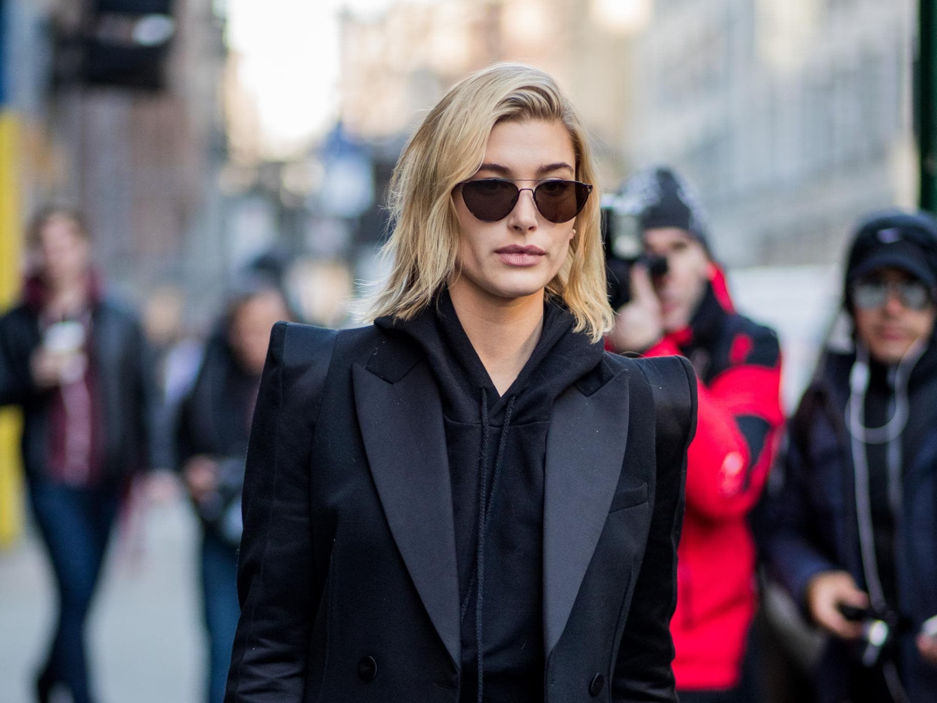 Hailey Bieber in schwarzem Blazer