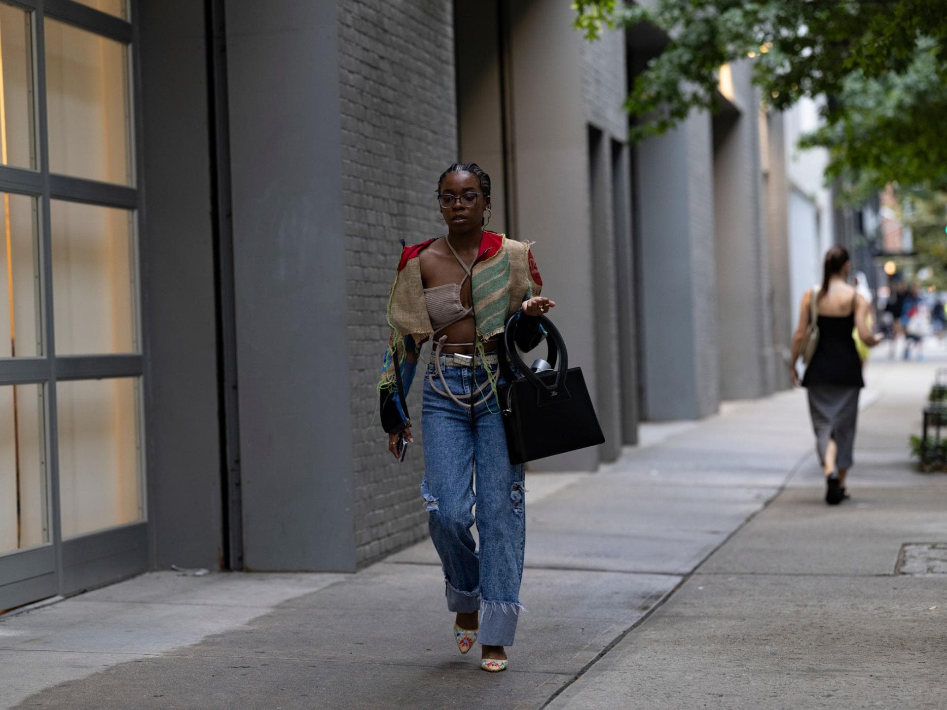 Laut Streetstyle-Trends – Jeans sehen im Herbst 2024 so aus Jeans-Trends Herbst 2024: Frau in Denim Hose