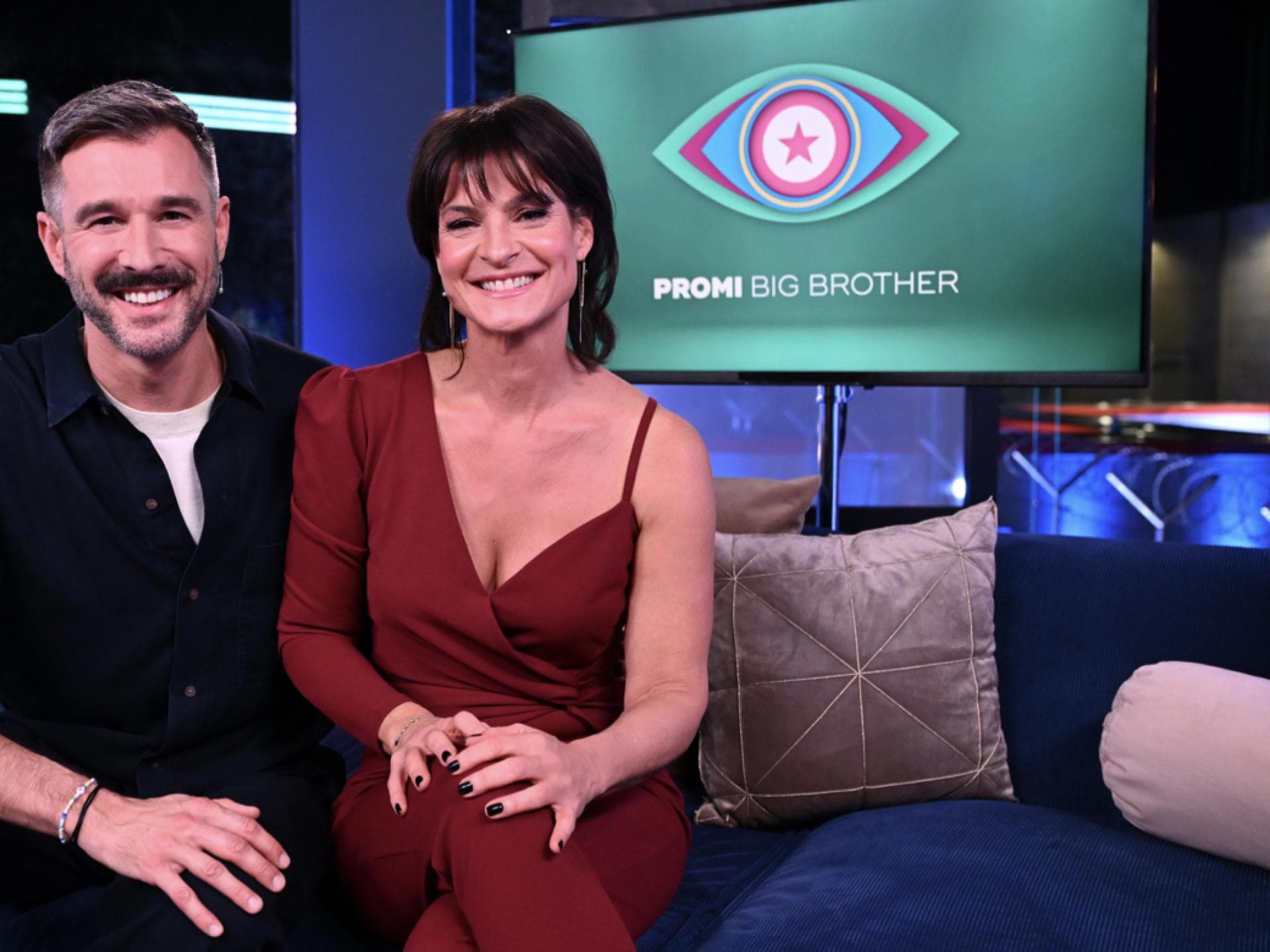 Jochen Schropp und Marlene Lufen sitzen auf der "Promi Big Brother"-Couch