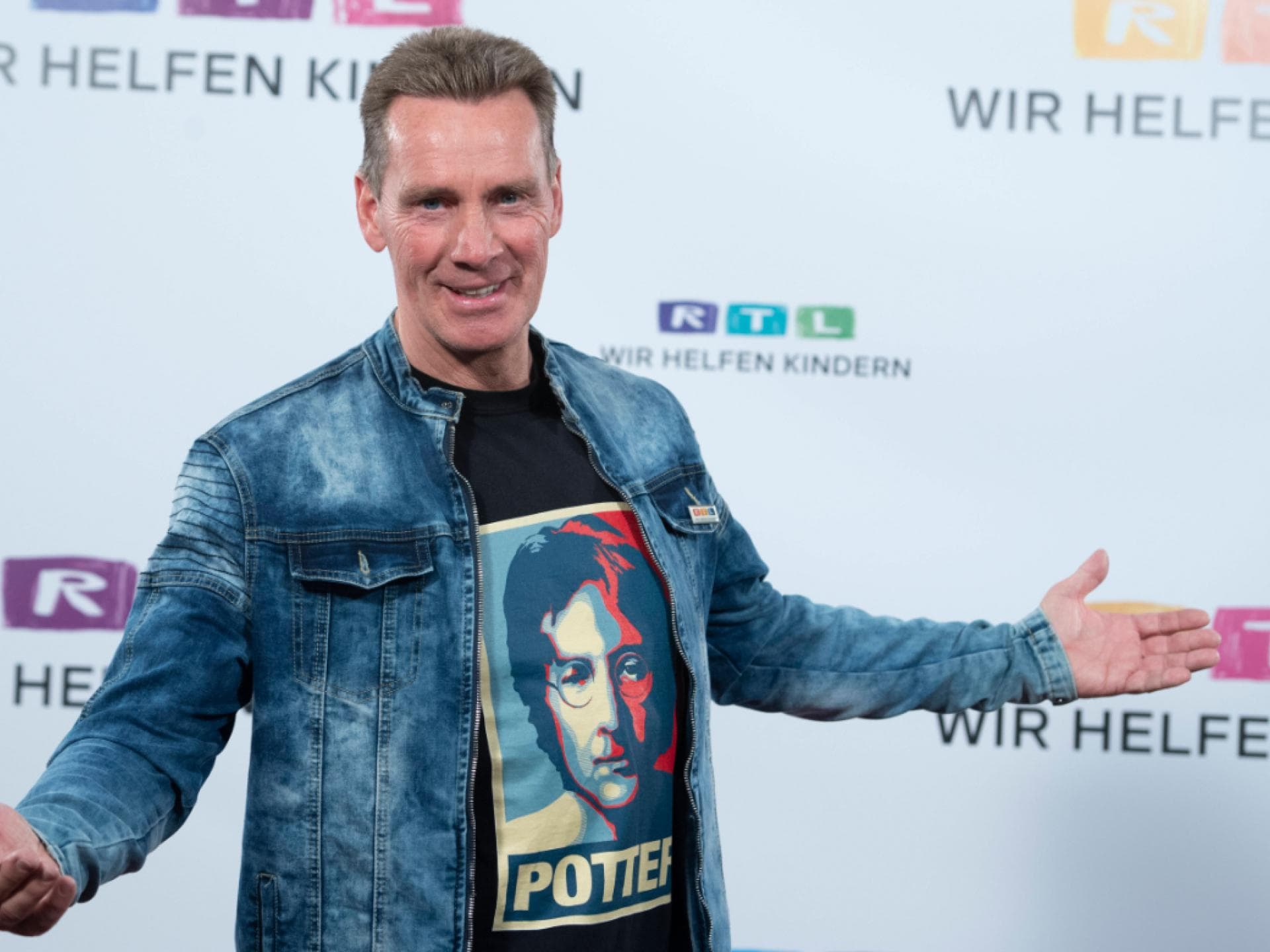 Jürgen Milkst posiert mit offenen Armen