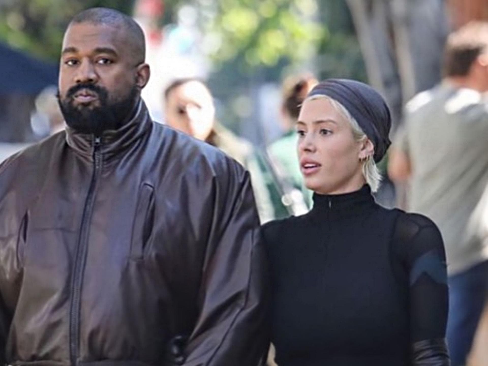 Kanye West und Bianca Censori laufen durch die Straßen