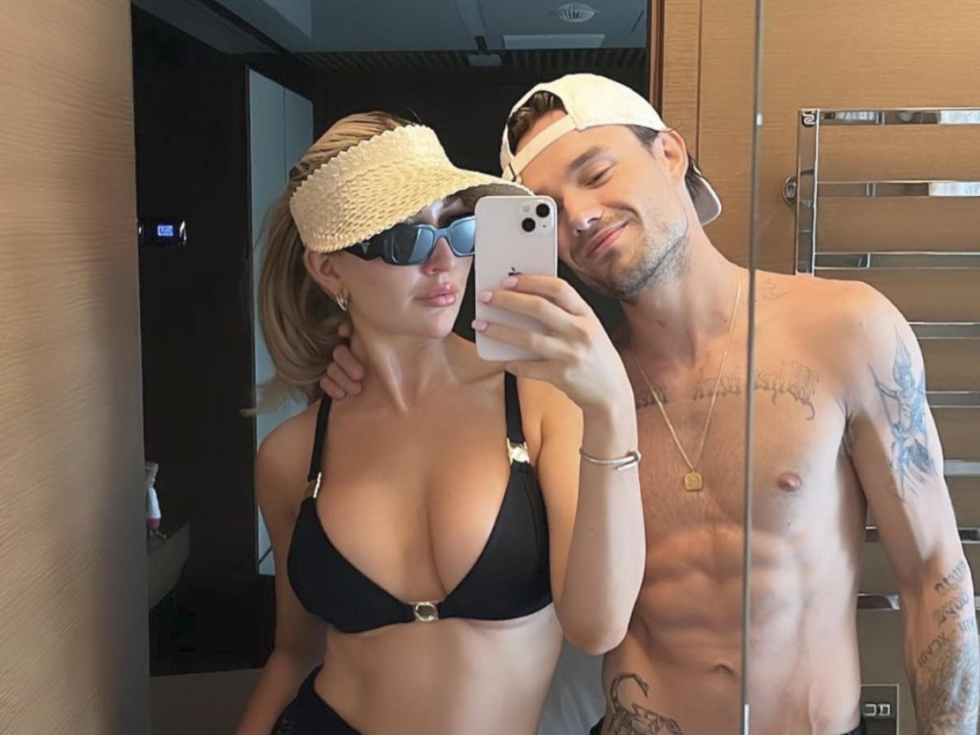 Liam Payne mit seiner Freundin vorm Spiegel