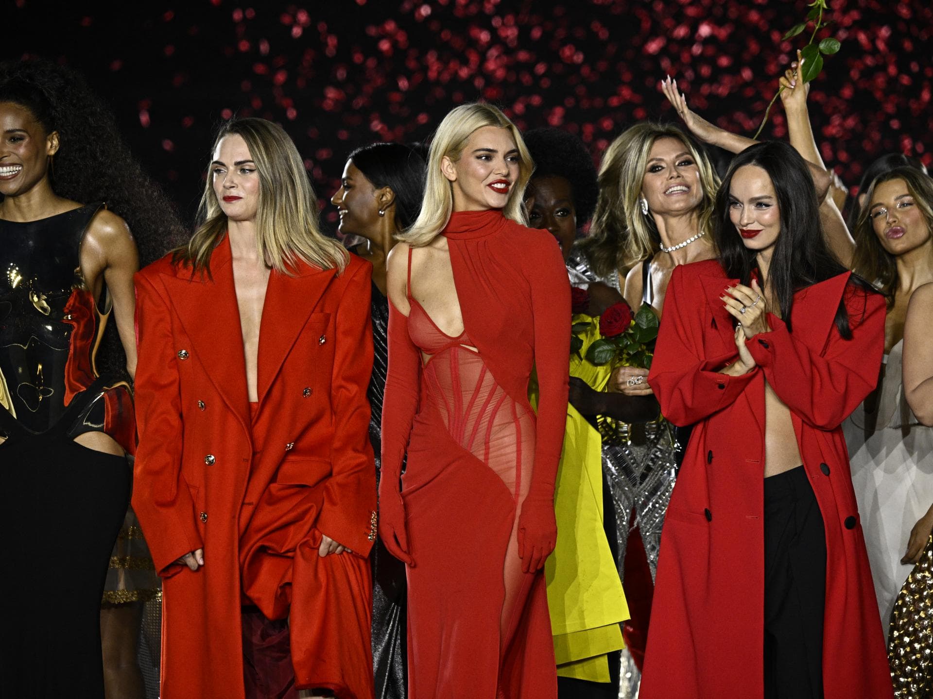 Kendall jenner trägt die Trendfarbe für den Herbst, die allen Blondinen steht Kendall Jenner und Cara Delevingne in Rot