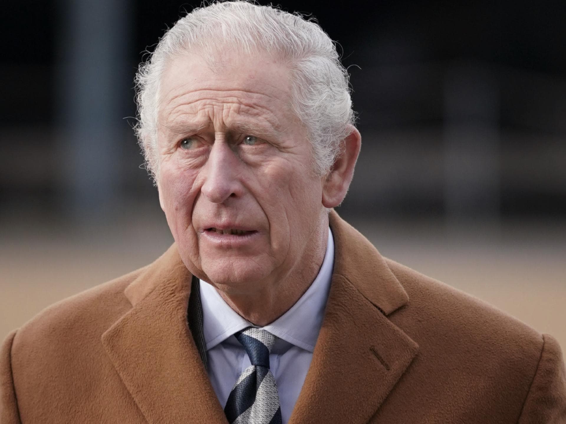 König Charles guckt traurig