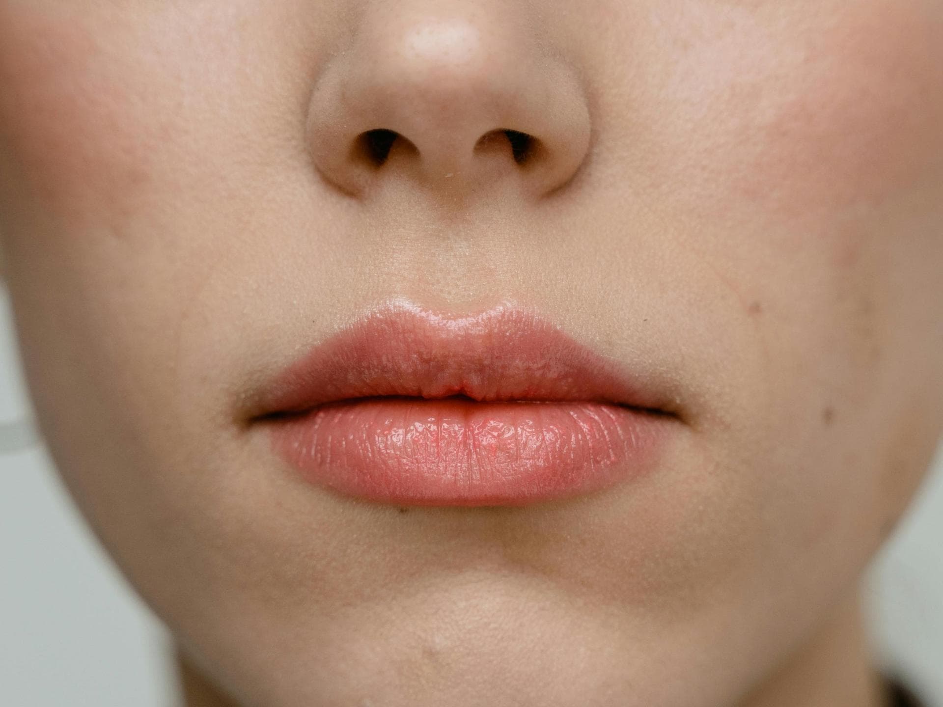Frau mit vollen Lippen
