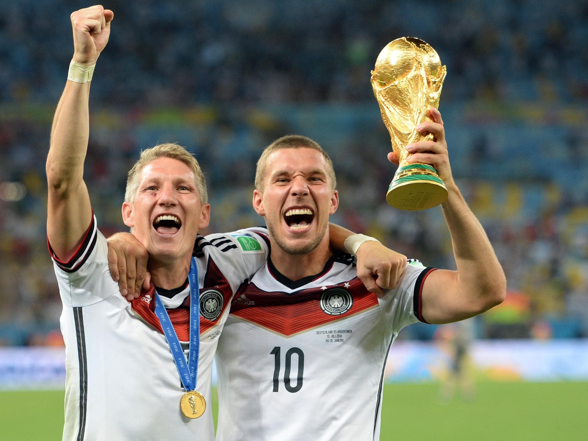 Schweinsteiger und Podolski mit WM Pokal