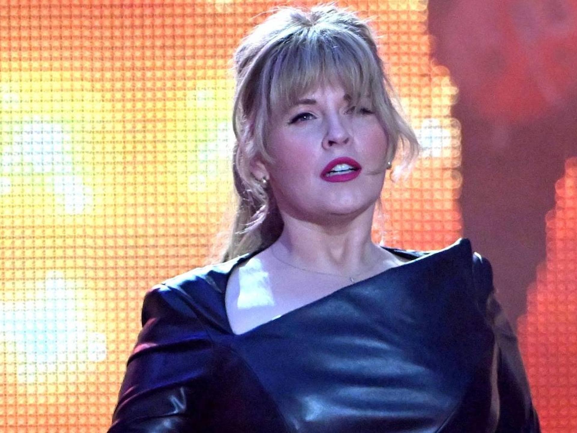 Maite Kelly im schwarzen Kleid