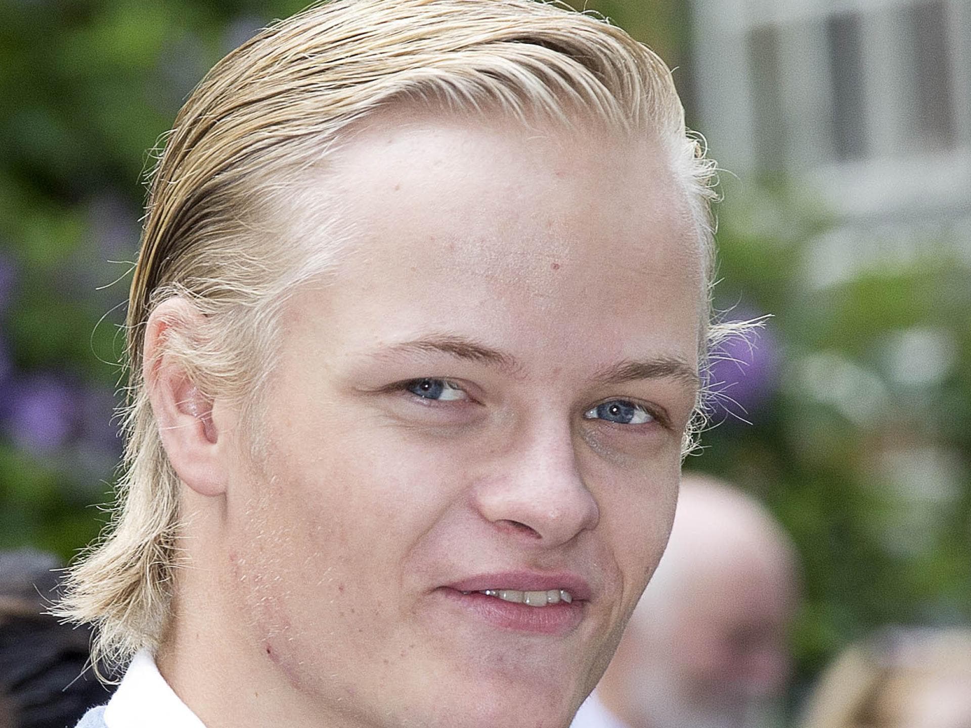 Marius Borg Hoiby blickt seitlich in die Kamera