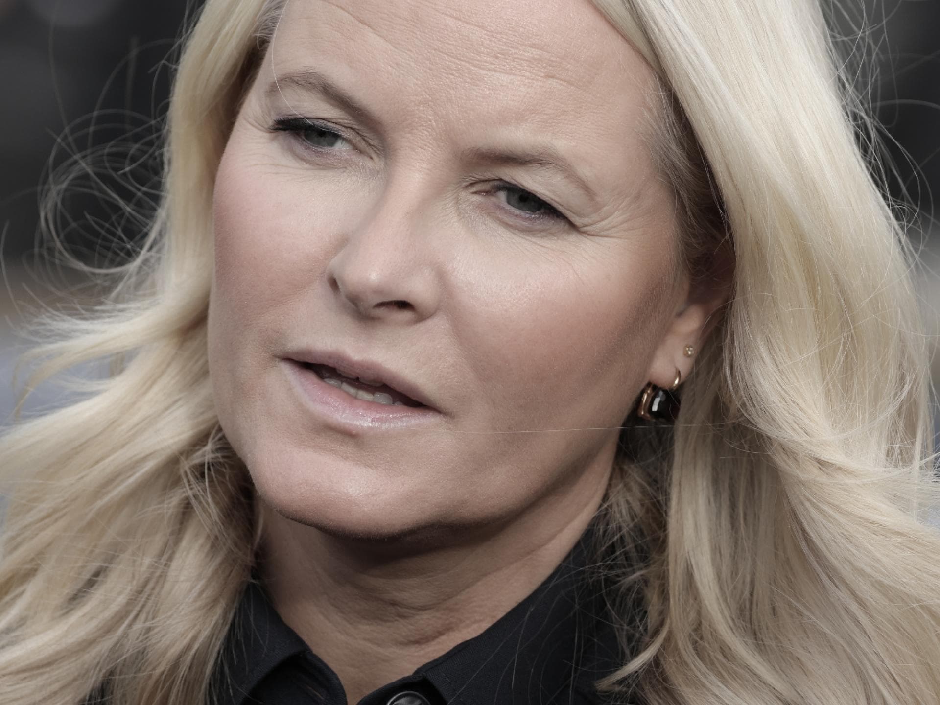Prinzessin Mette-Marit von Norwegen guckt traurig und hat den Mund leicht geöffnet