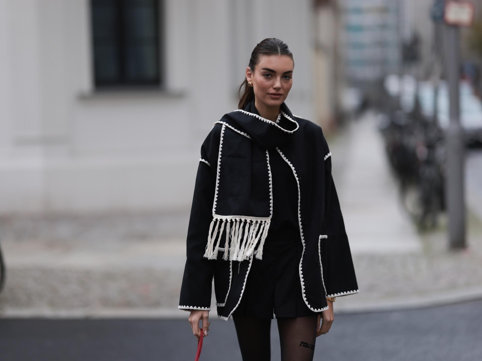 Mode-Trends 2024: Alle lieben elegante Scarf Jackets für den Herbst Frau in Toteme Jacke