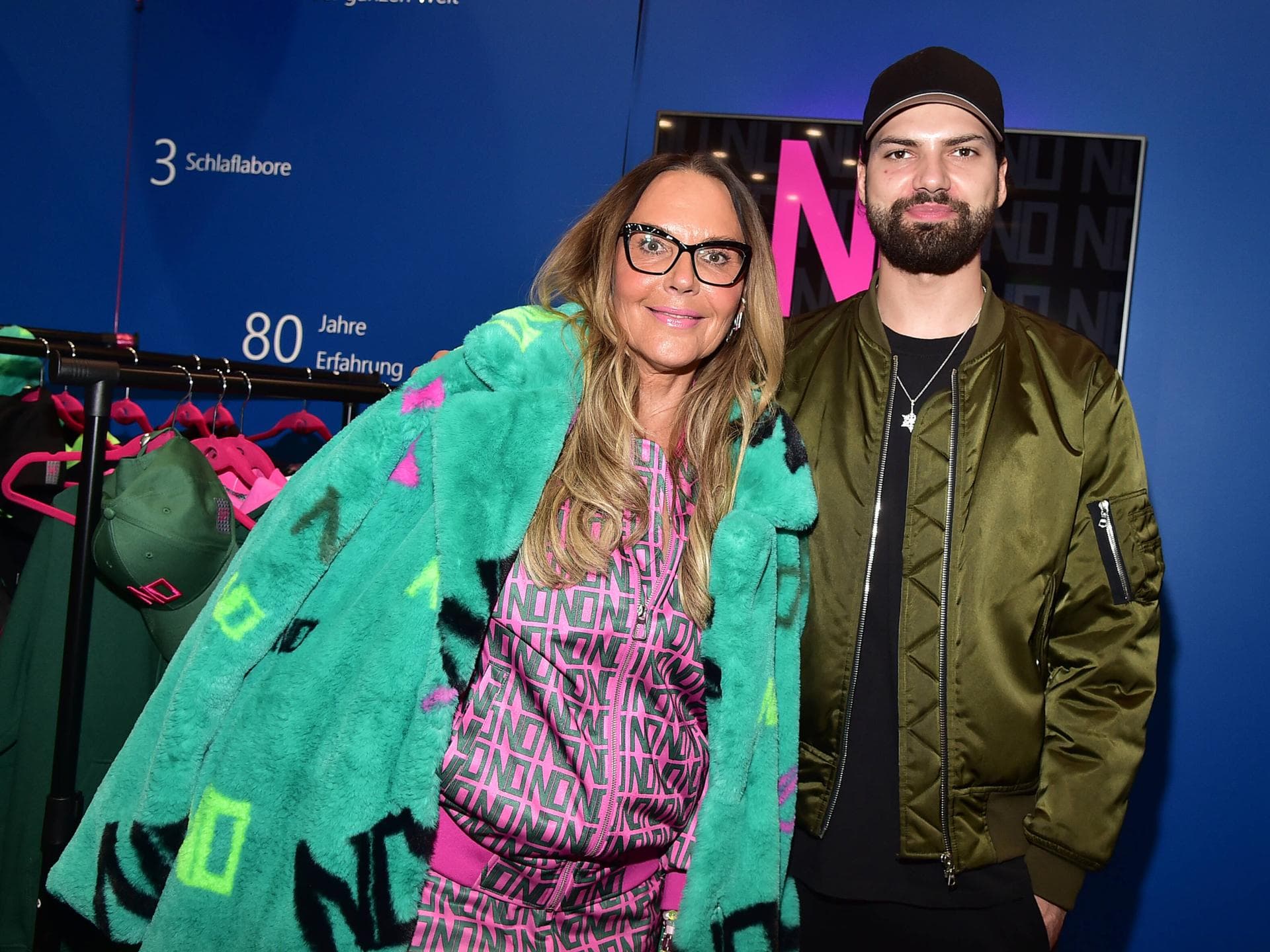 Natascha Ochsenknecht und Jimi Blue Ochsenknecht stehen nebeneinander und gucken ernst