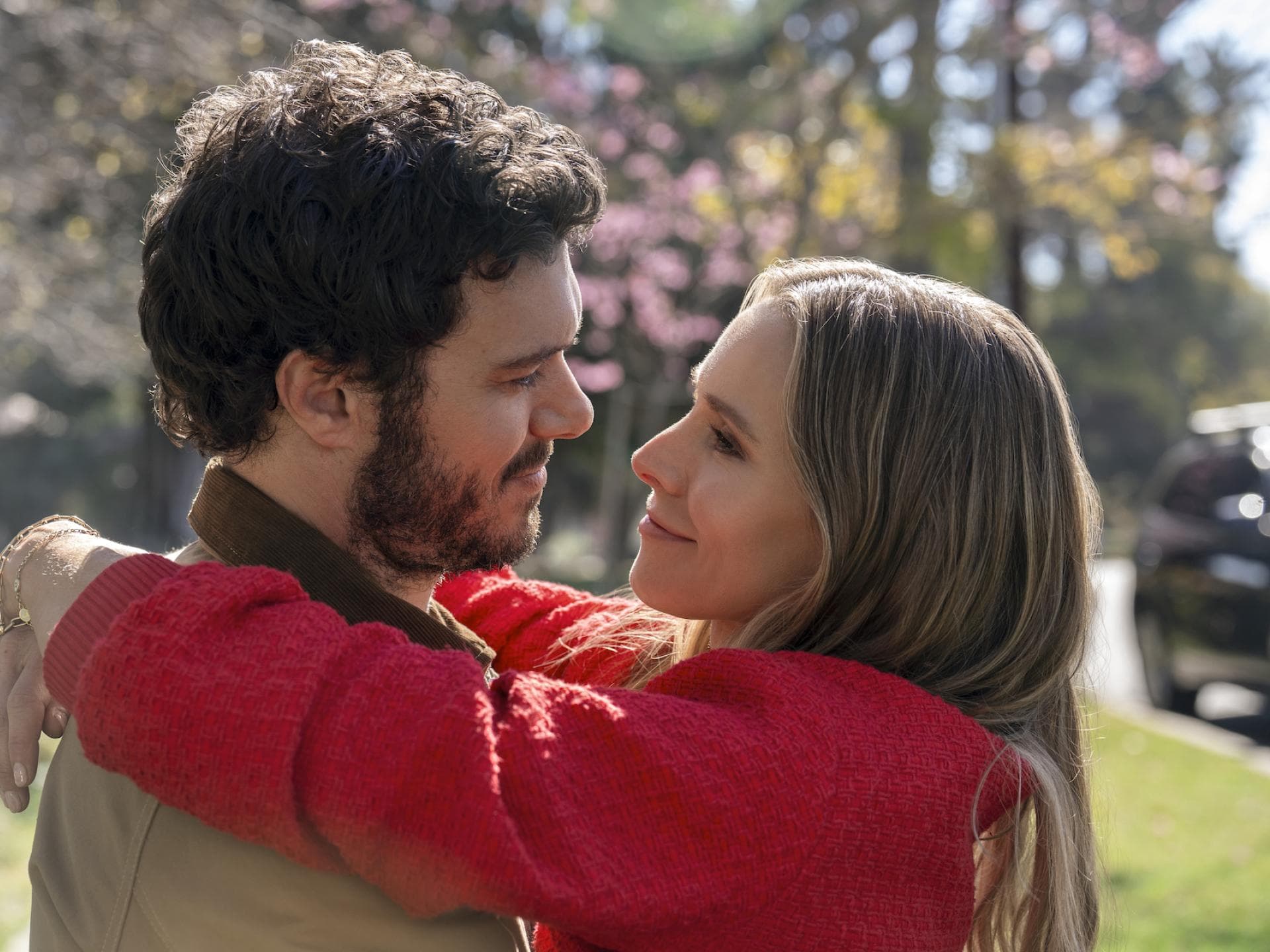 Adam Brody spielt in "Nobody Wants This" den Freund von Kristen Bell. Adam Brody und Kristen Bell in "Nobody Wants This".
