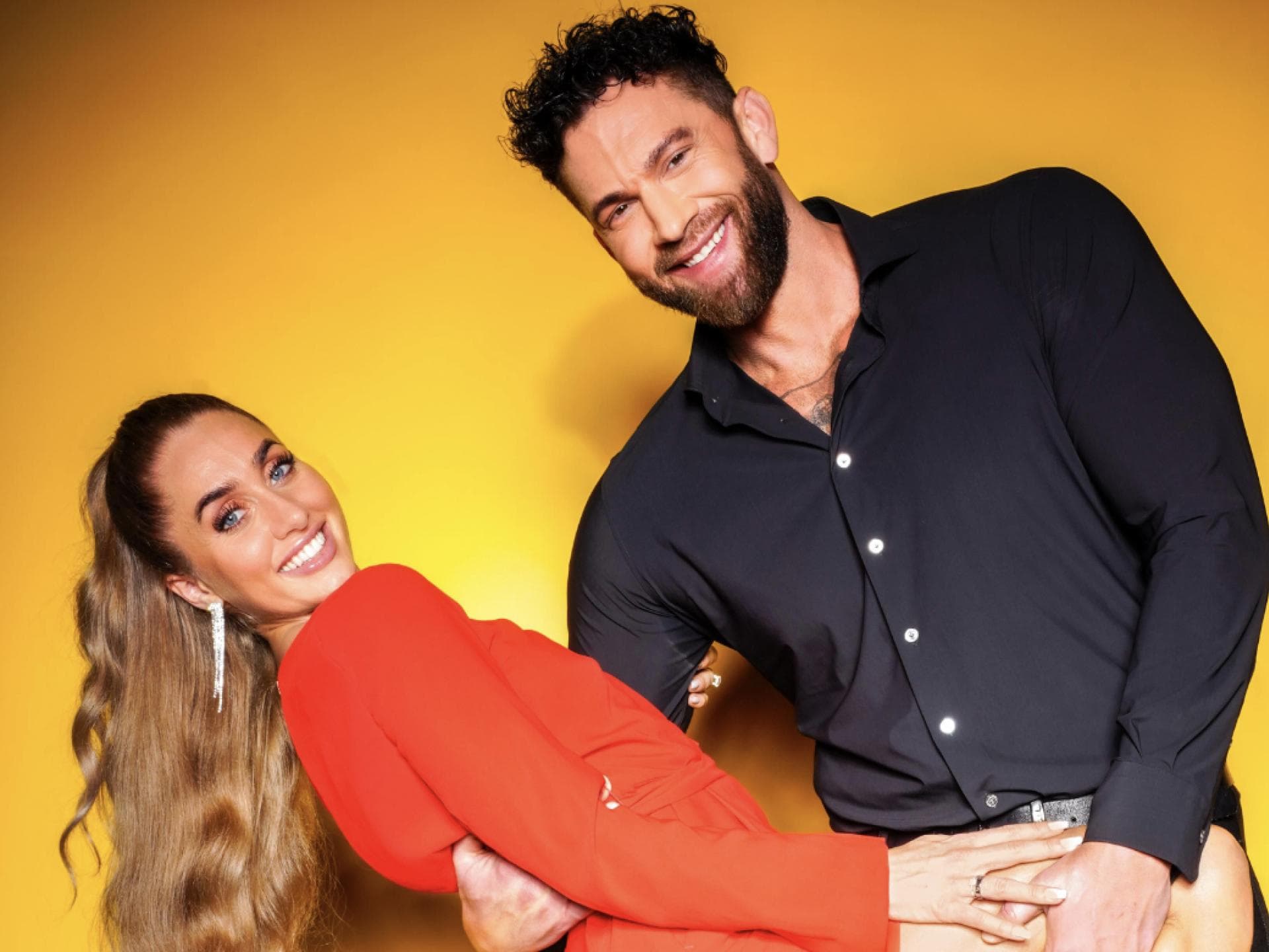 Oliver Sanne hält Jill Rock im Arm für "Das Sommerhaus der Stars"
