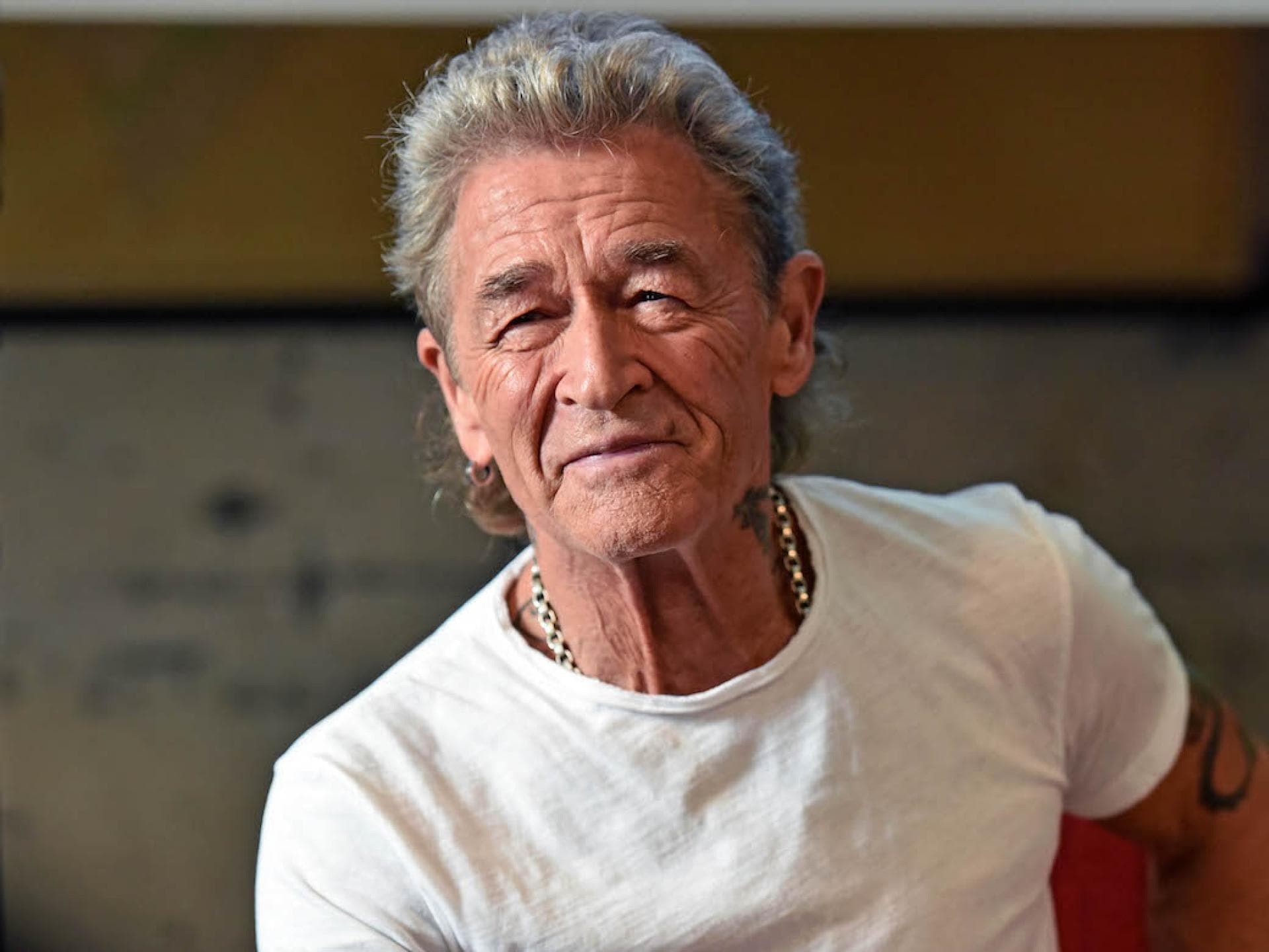 Peter Maffay guckt direkt in die Kamera