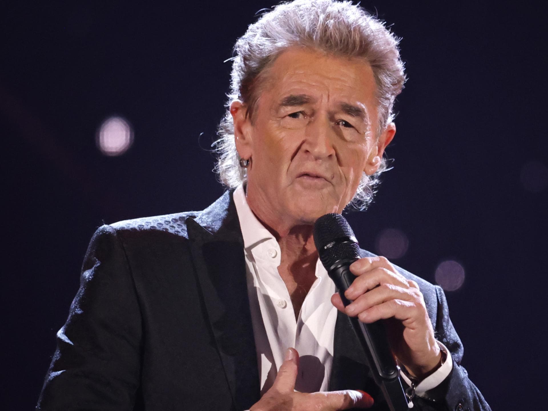 Peter Maffay spricht ins Mikrofon