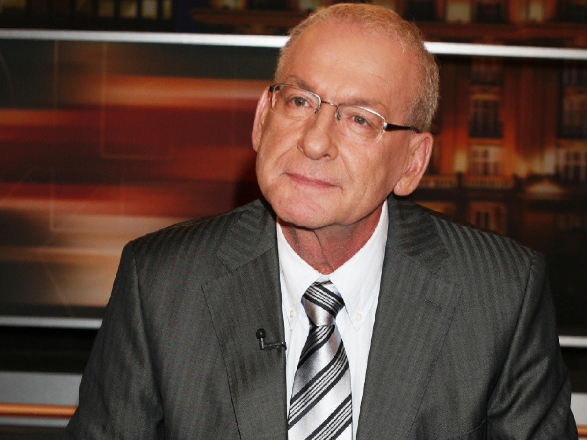 Peter Zwegat mit Brille