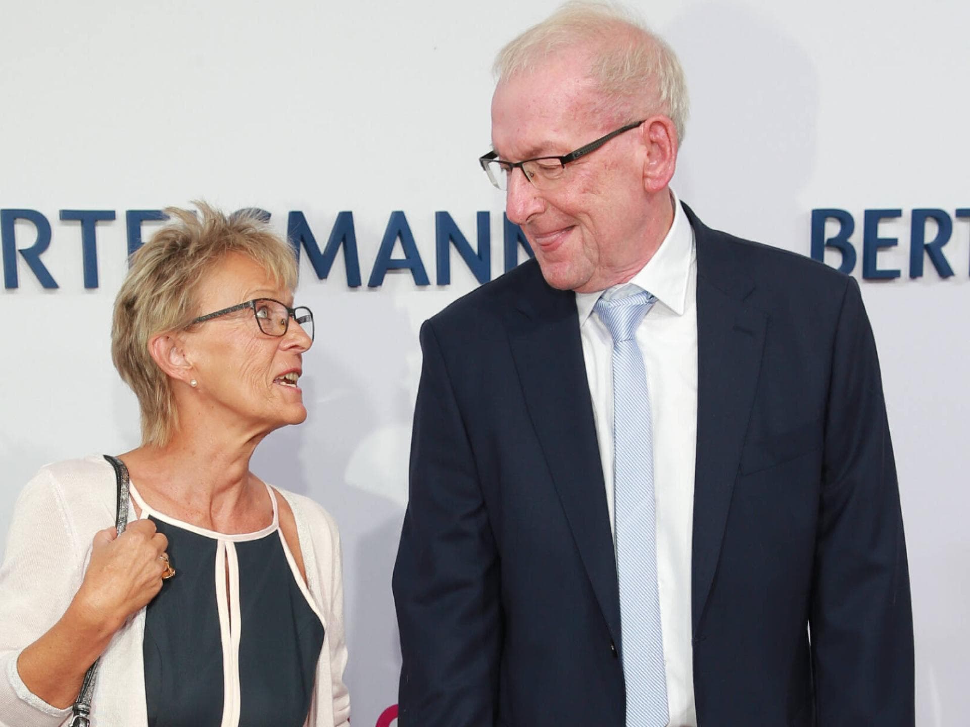 Peter Zwegat und seine Ehefrau Liane Scholze schauen sich an