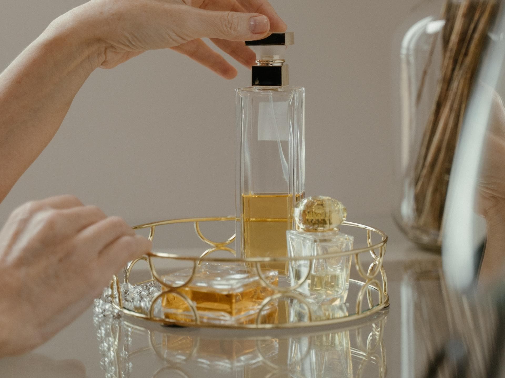 Parfum darf im Alltag nicht fehlen. Parfum-Flakon steht auf einem Tablett