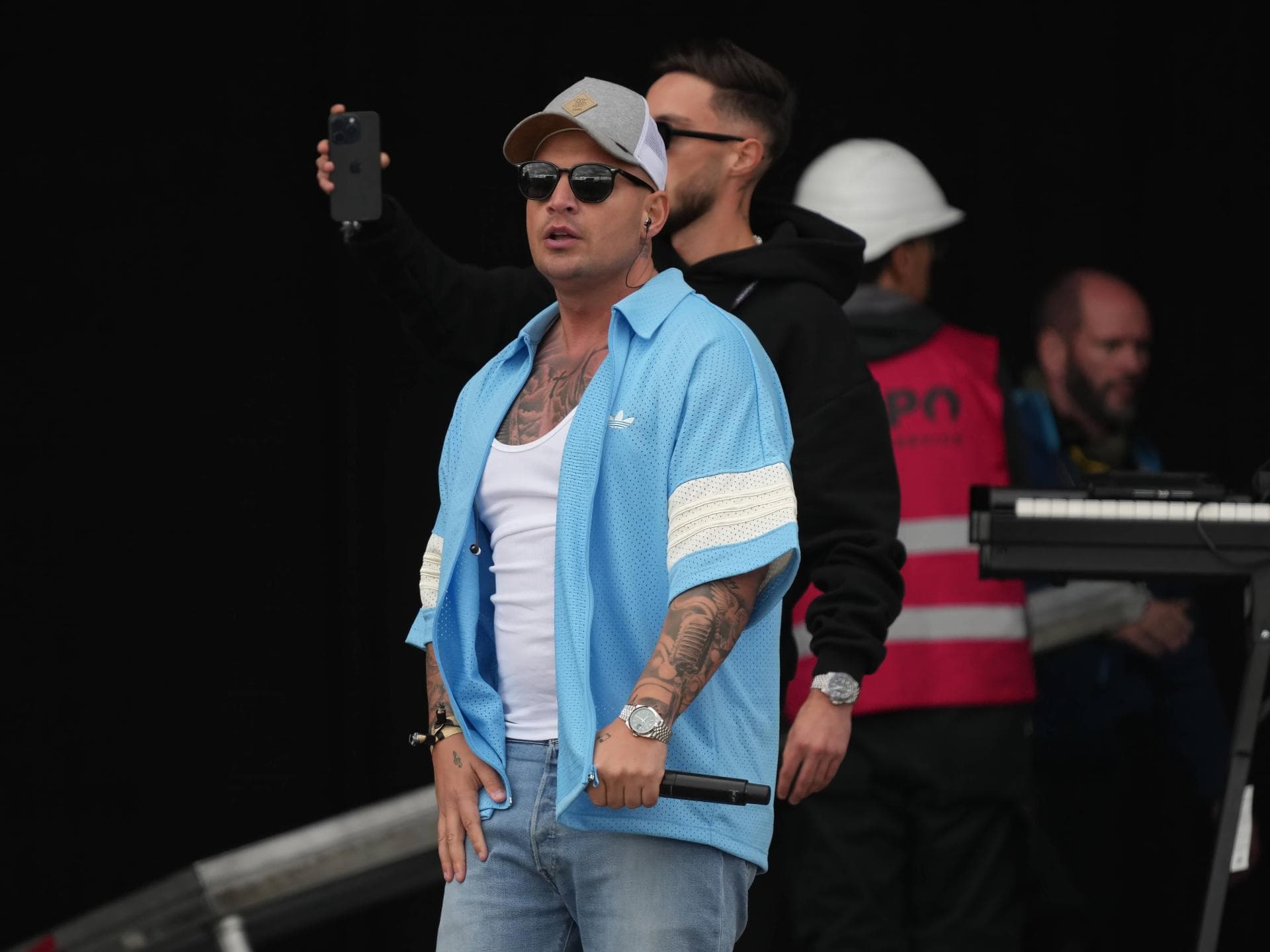 Pietro Lombardi mit Sonnenbrille und Cap bei einem Konzert