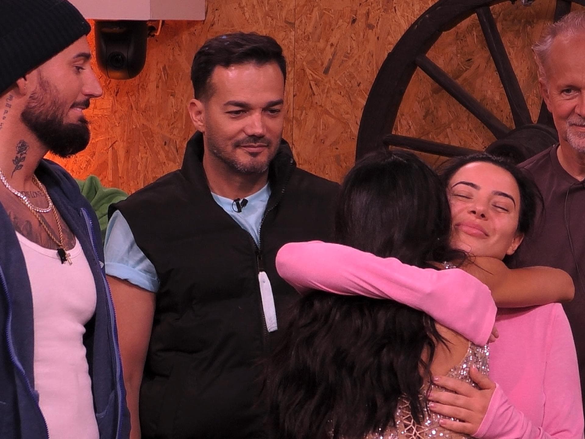 Leyla Lahouar und Elena Miras umarmen sich bei "Promi Big Brother"