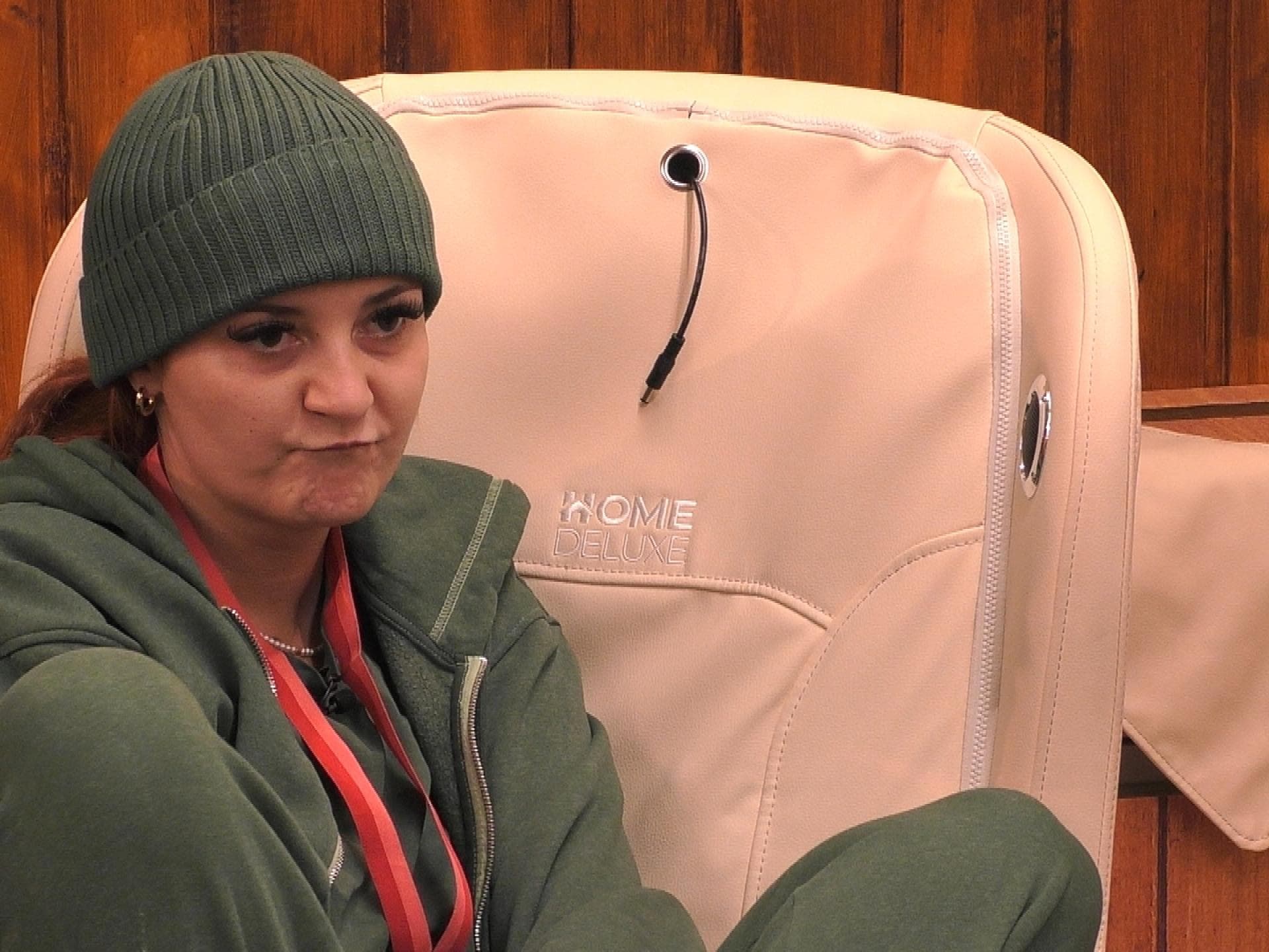 Sarah Wagner guckt bei "Promi Big Brother" ernst