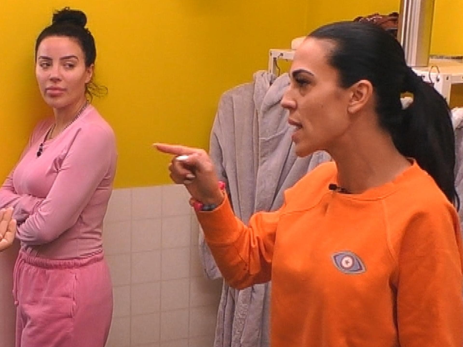 Leyla Lahouar und Elena Miras gucken wütend bei "Promi Big Brother"