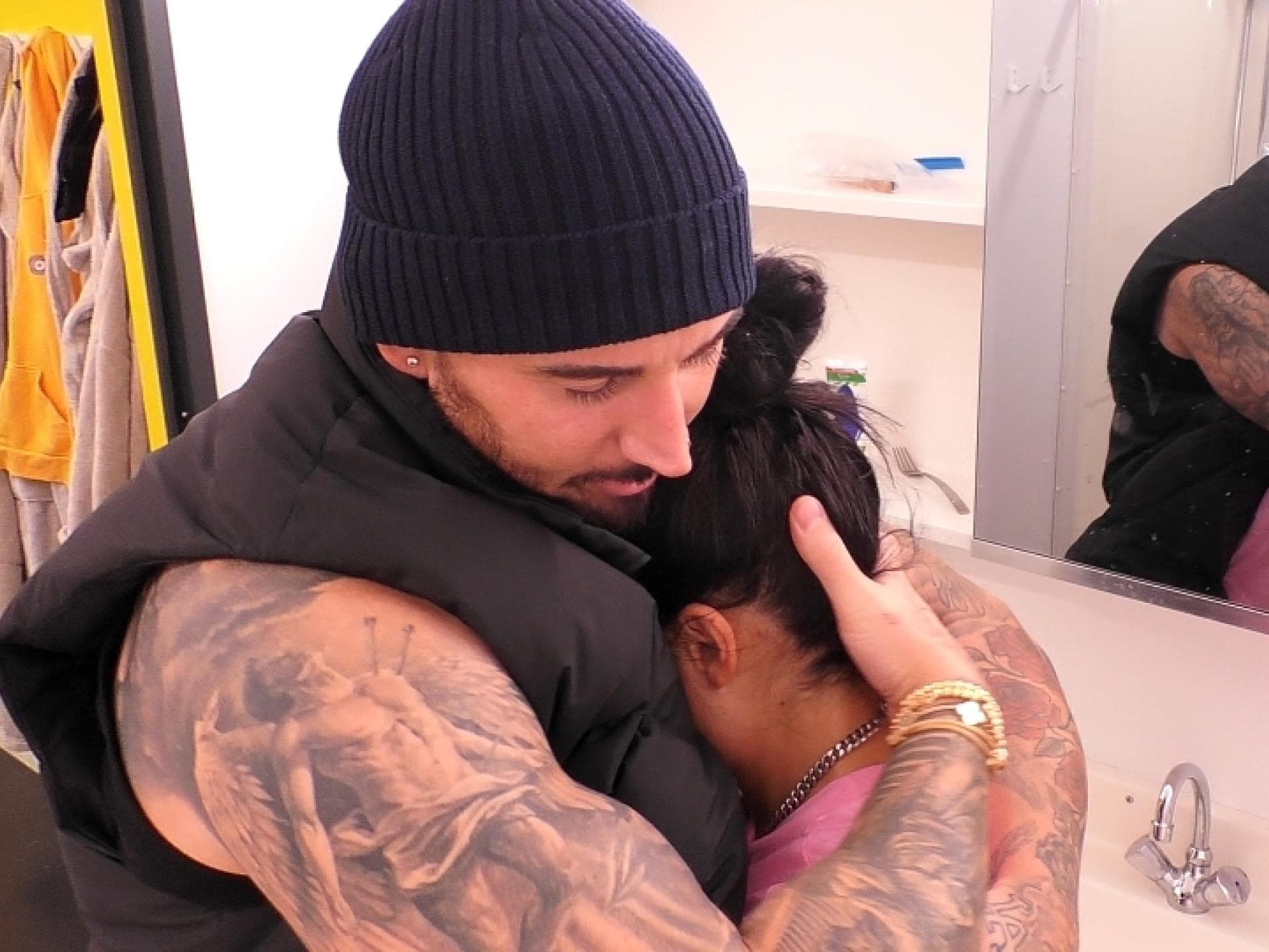 Mike Heiter umarmt die weinende Leyla Lahouar bei "Promi Big Brother"