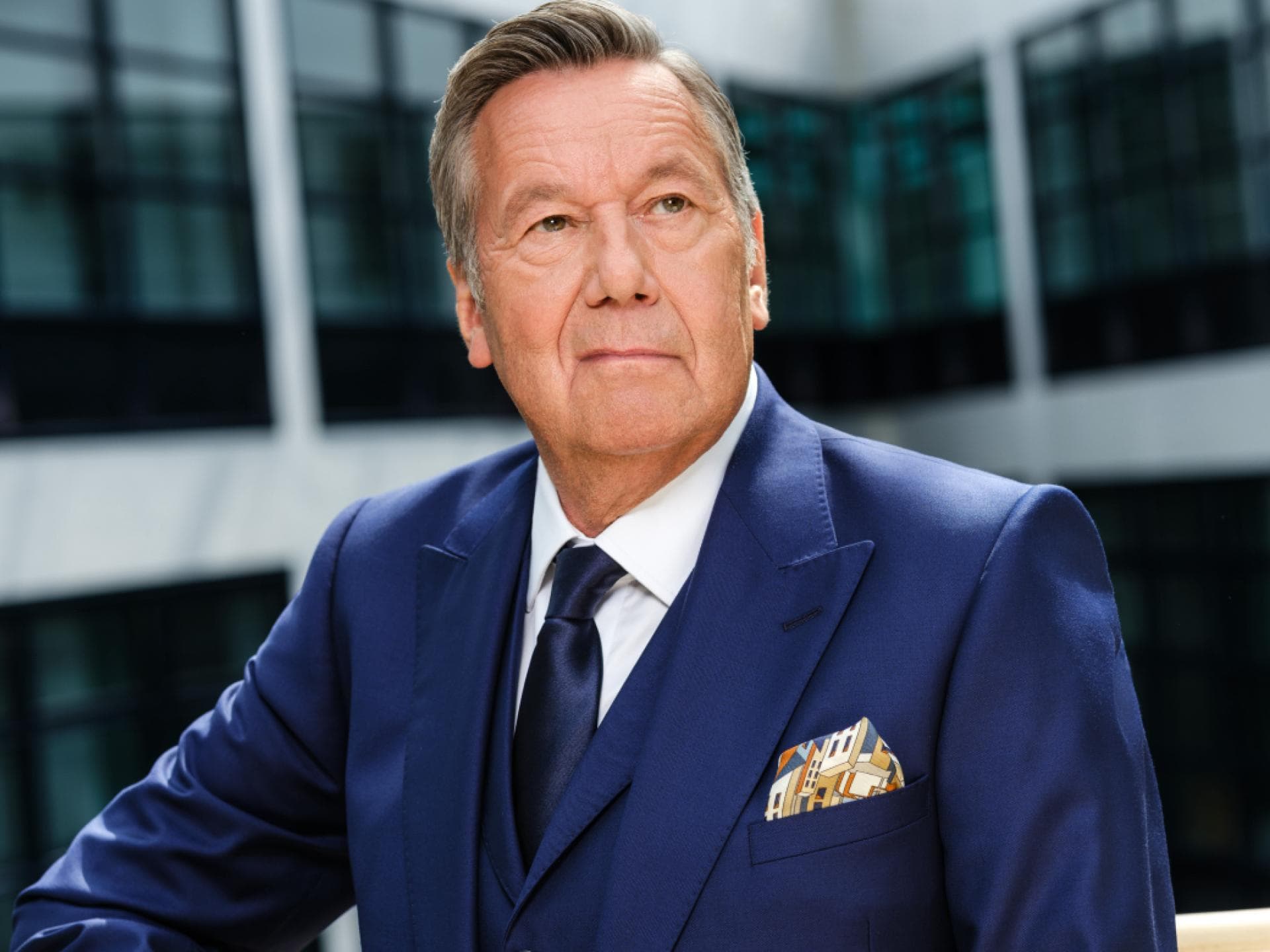 Roland Kaiser sieht schräg nach oben und lächelt leicht