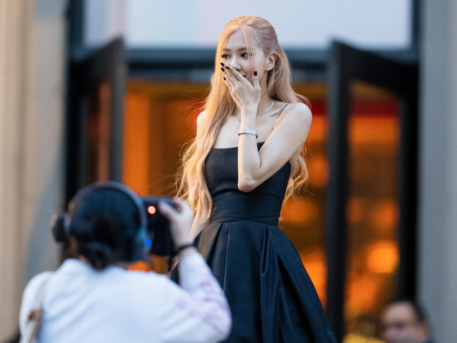 Rosé von Blackpink zeigt ihre Nägel