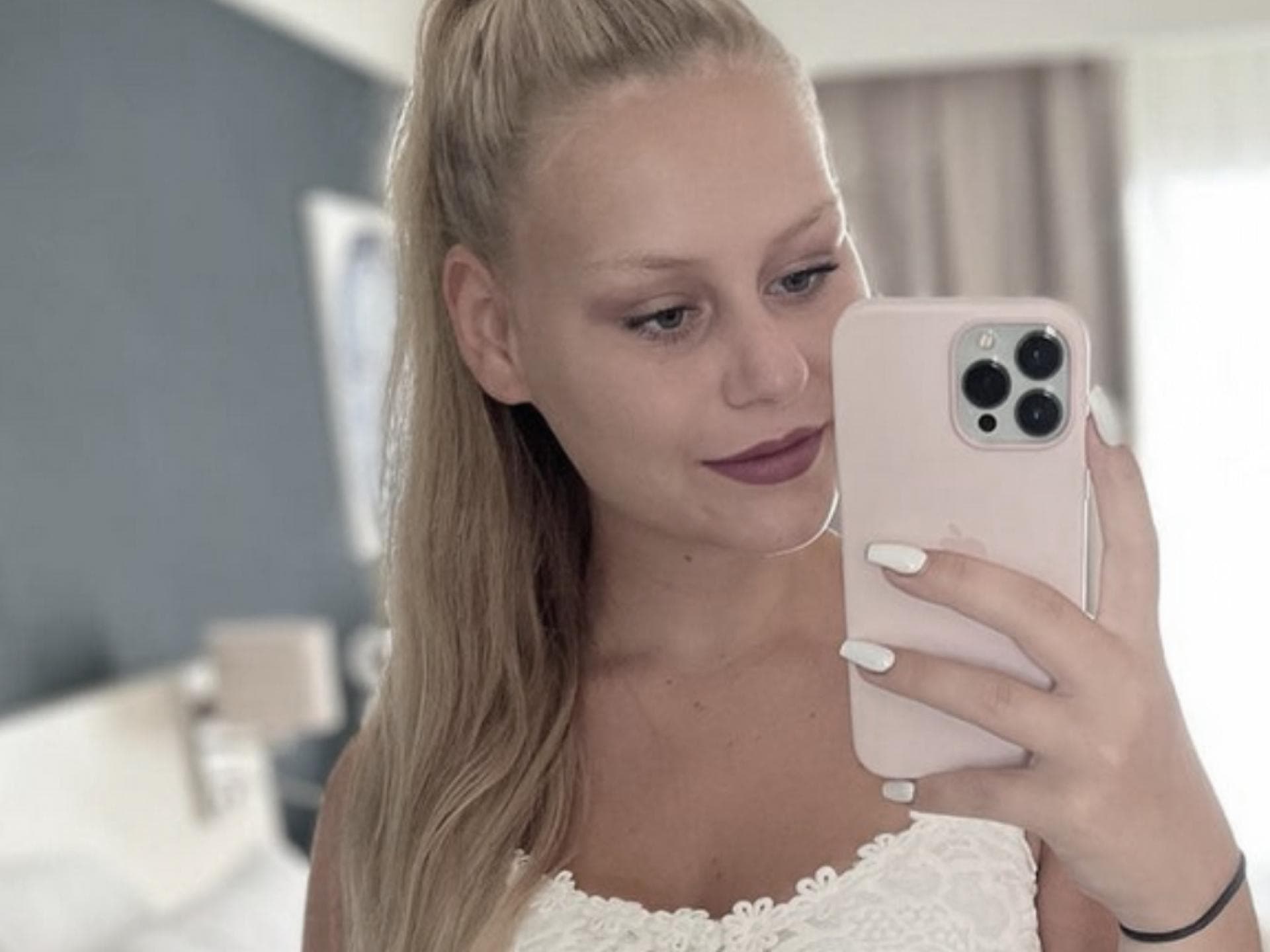 Sarah-Jane macht ein Selfie vor dem Spiegel