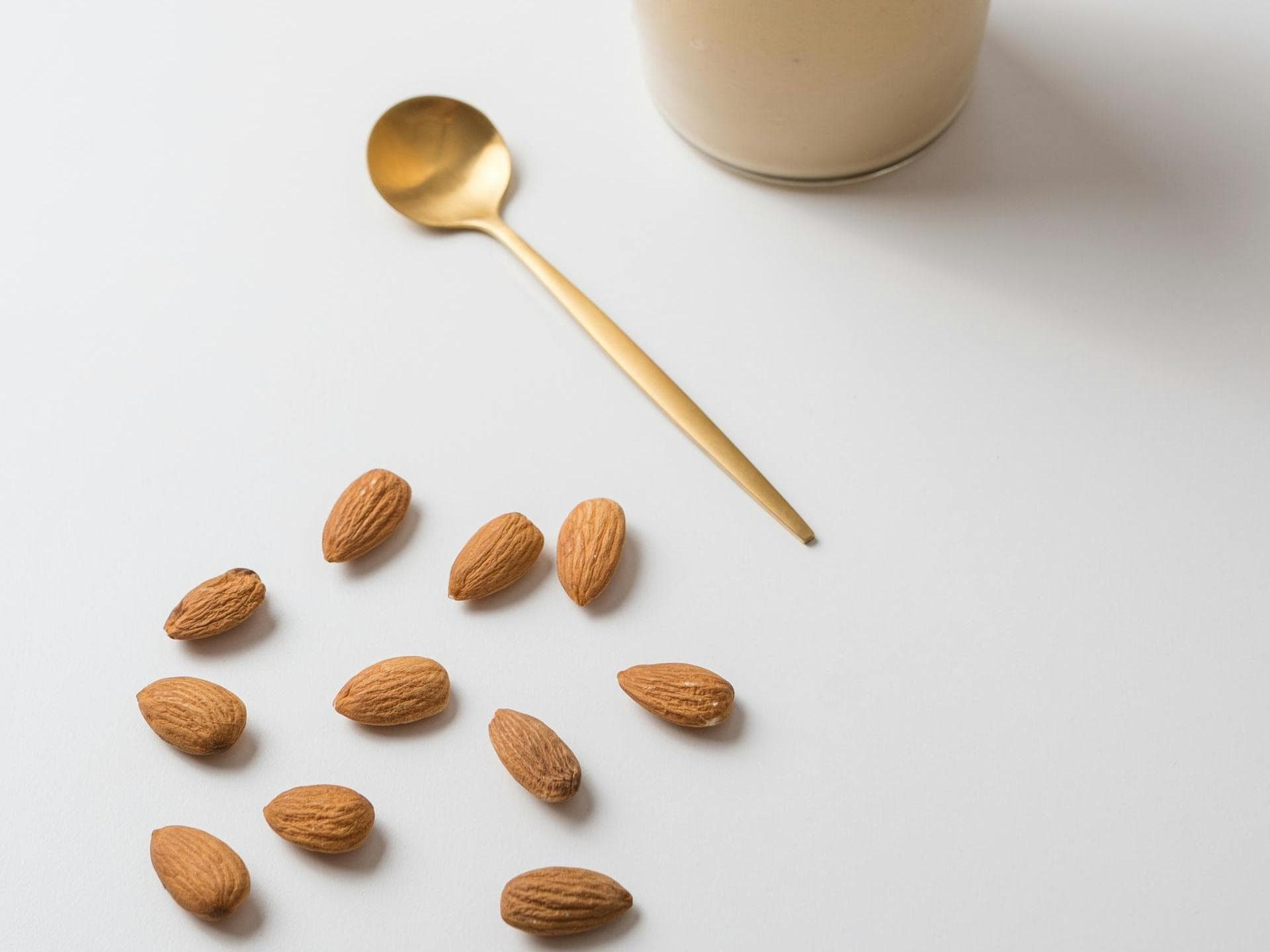 Der Sheko Shake für Well-Aging besteht aus Kollagen und Proteinpulver. Ein cremiger Shake im Glas mit goldenem Strohhalm.