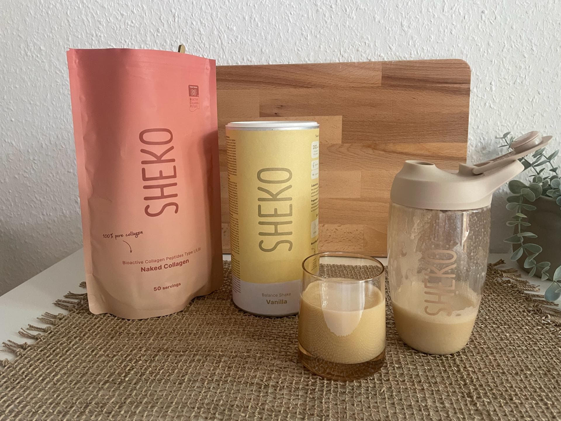 Das Well-Aging-Set von Sheko besteht aus Kollagen und Proteinpulver. Kollagen und Proteinpulver von Sheko.