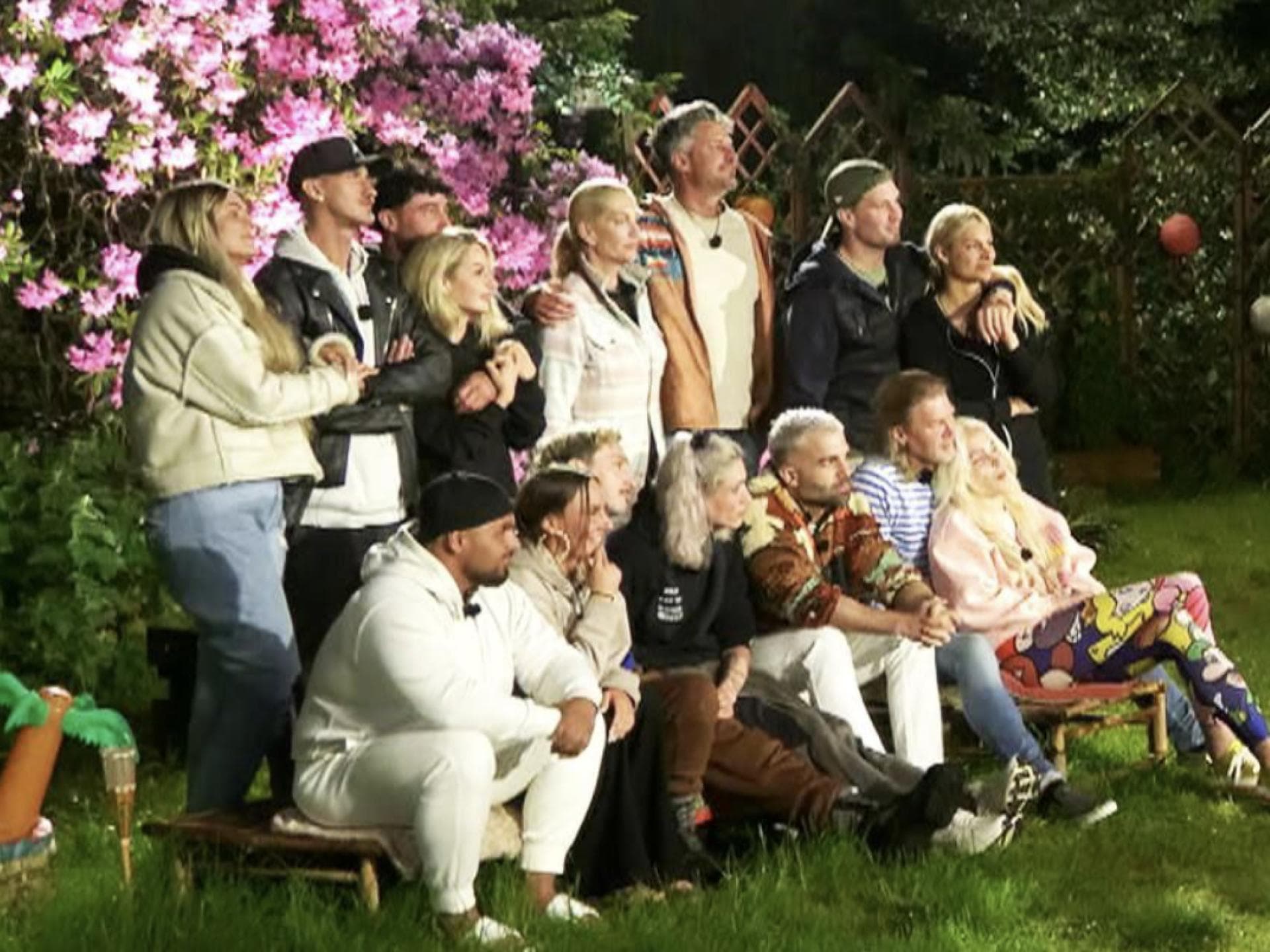 Der "Sommerhaus der Stars"-Cast versammelt sich im Garten