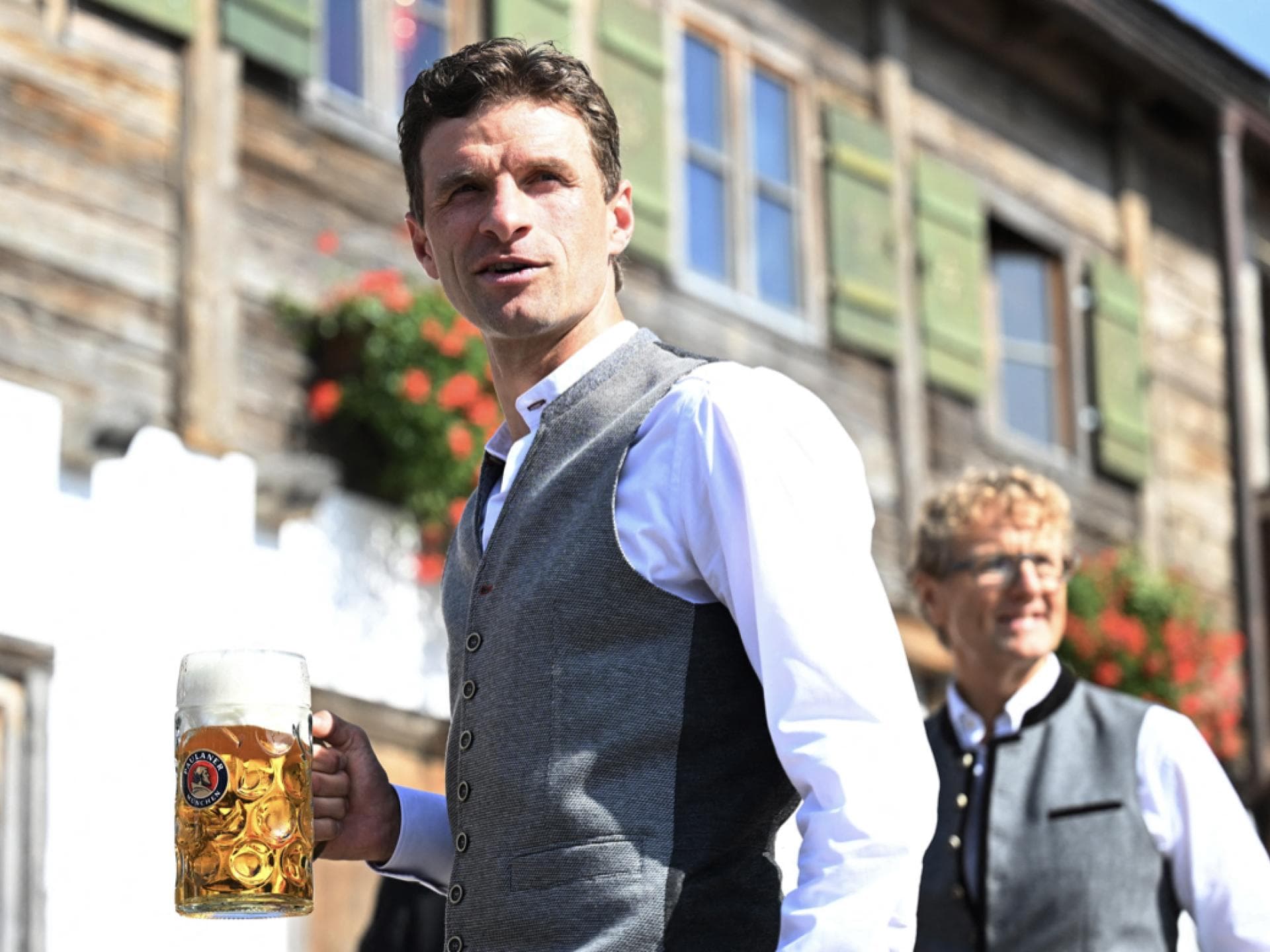 Thomas Müller mit einer Mass Bier auf dem Oktoberfest