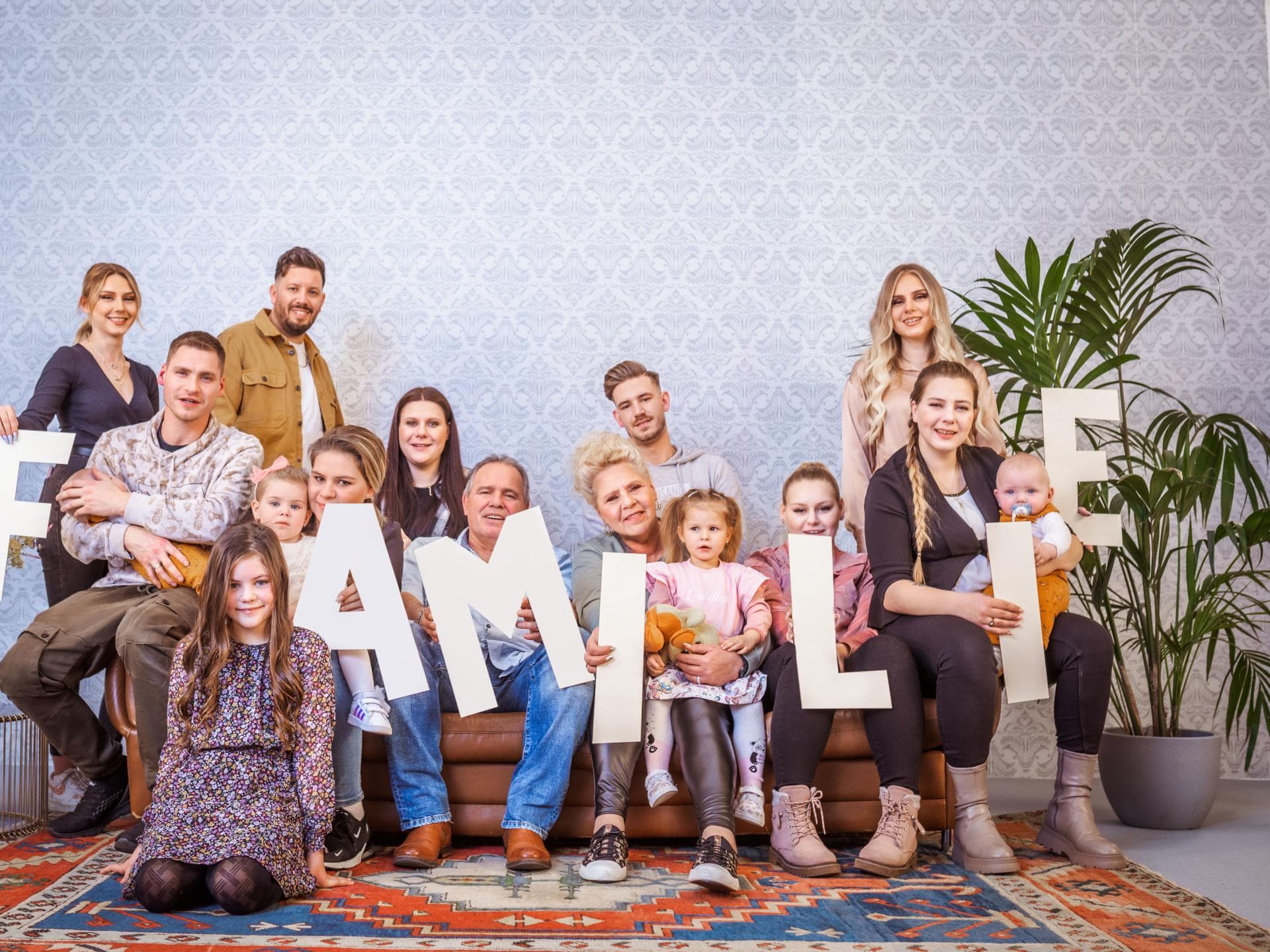 Die komplette Wollny-Familie nebeneinander auf einer Couch