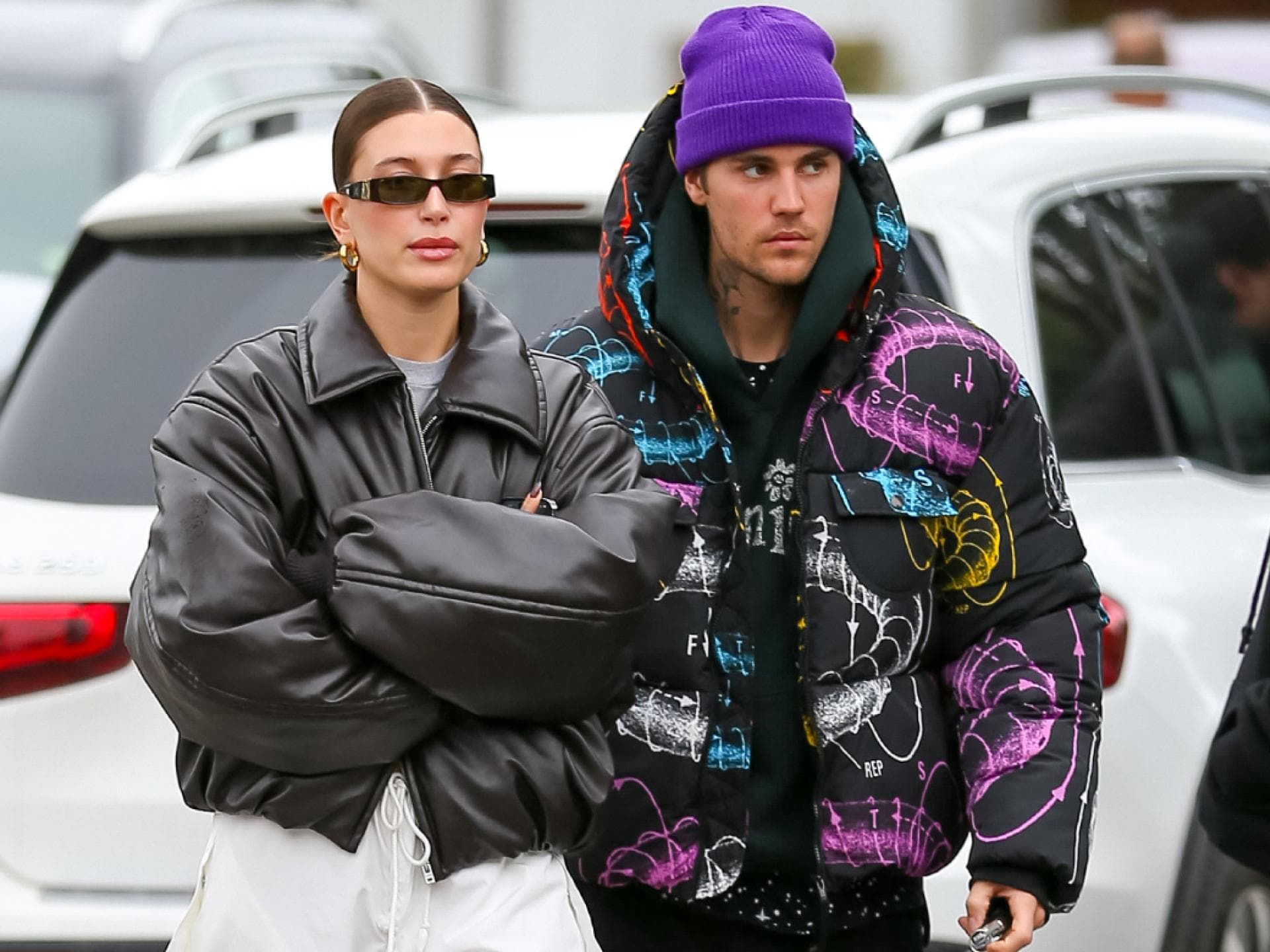 Hailey Bieber verschränkt die Arme, Justin Bieber guckt grimmig zur Seite